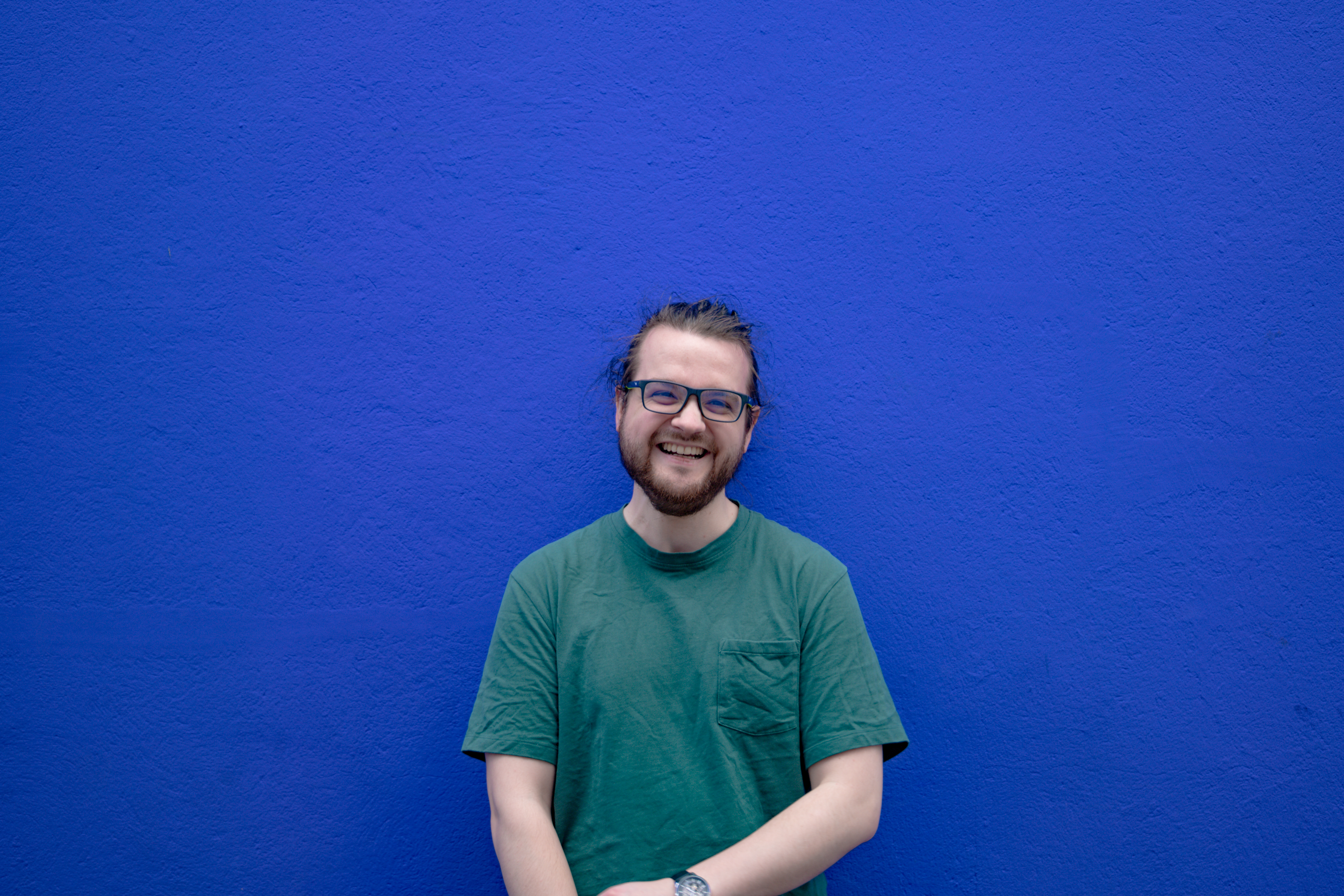 Thomas Auffroy souriant sur fond bleu