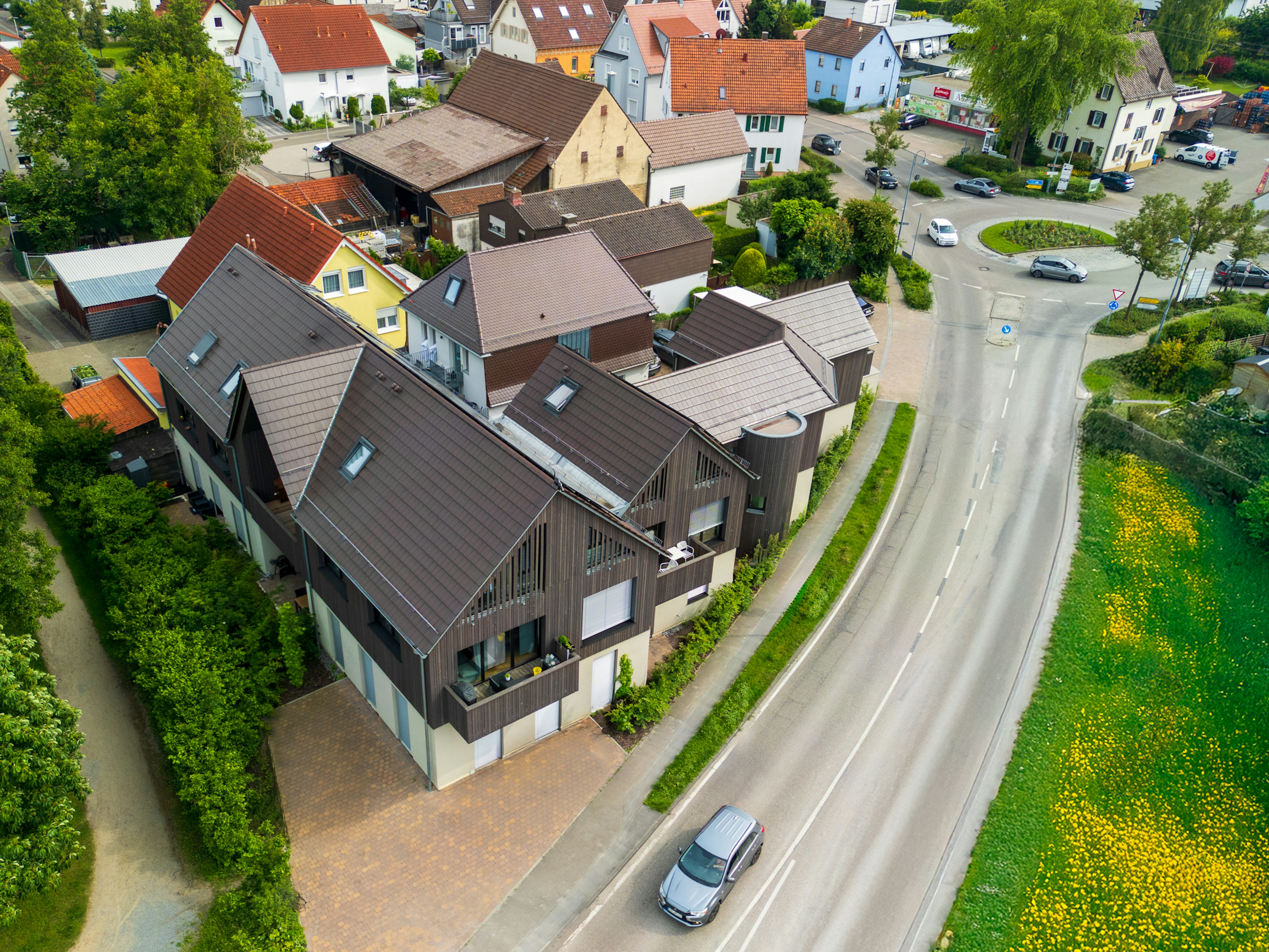 Schrägaufnahme der Wohnanlage aus der Vogelperspektive mit direktem Übergang zum angrenzenden Kreisverkehr.