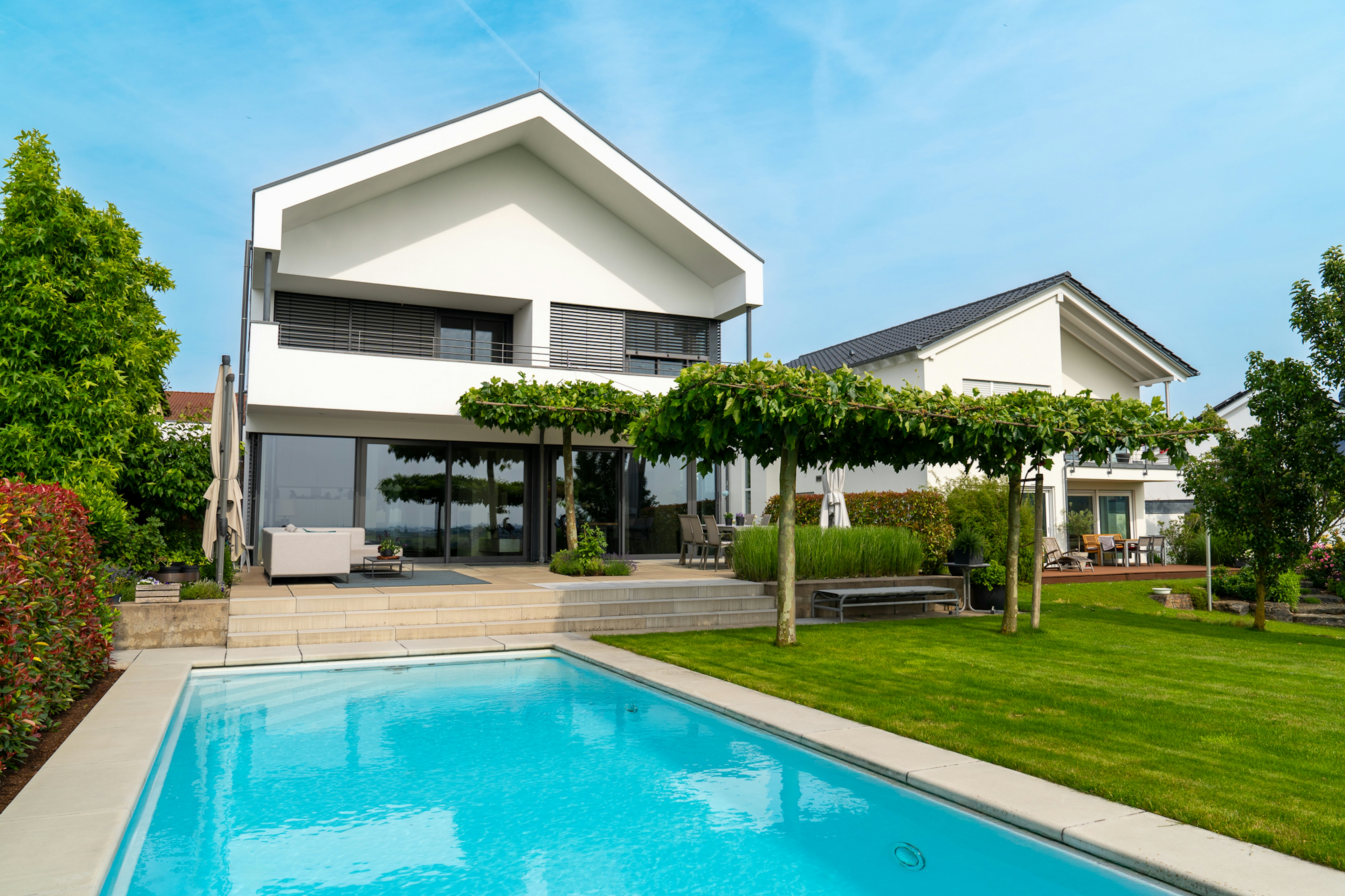 Einfamilienhaus mit Pool und Garten, Rückseite mit großer Fensterfront