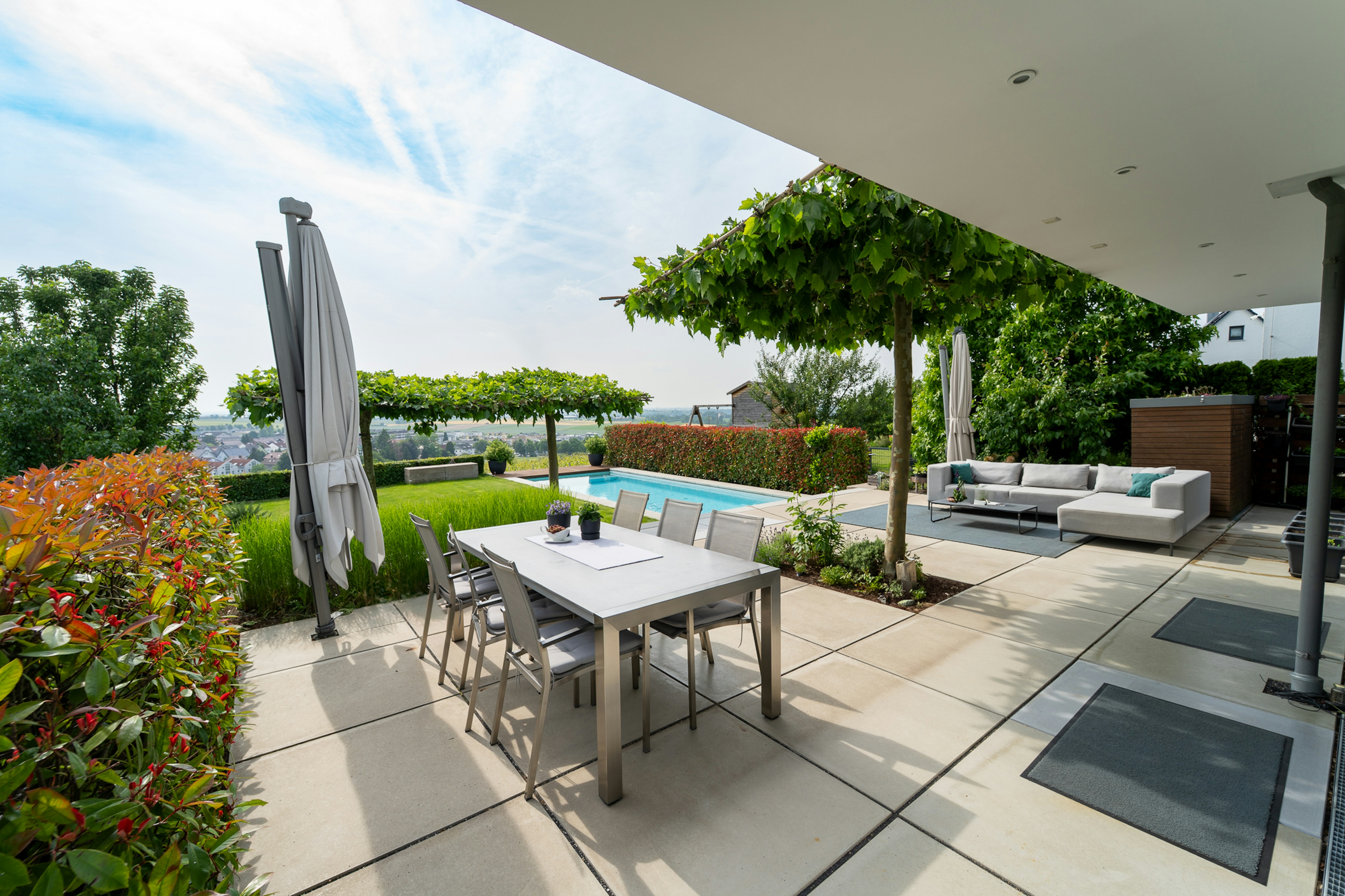 moderne Terrasse mit Essbereich und Pool im Garten, Neubauprojekt mit Außenanlage
