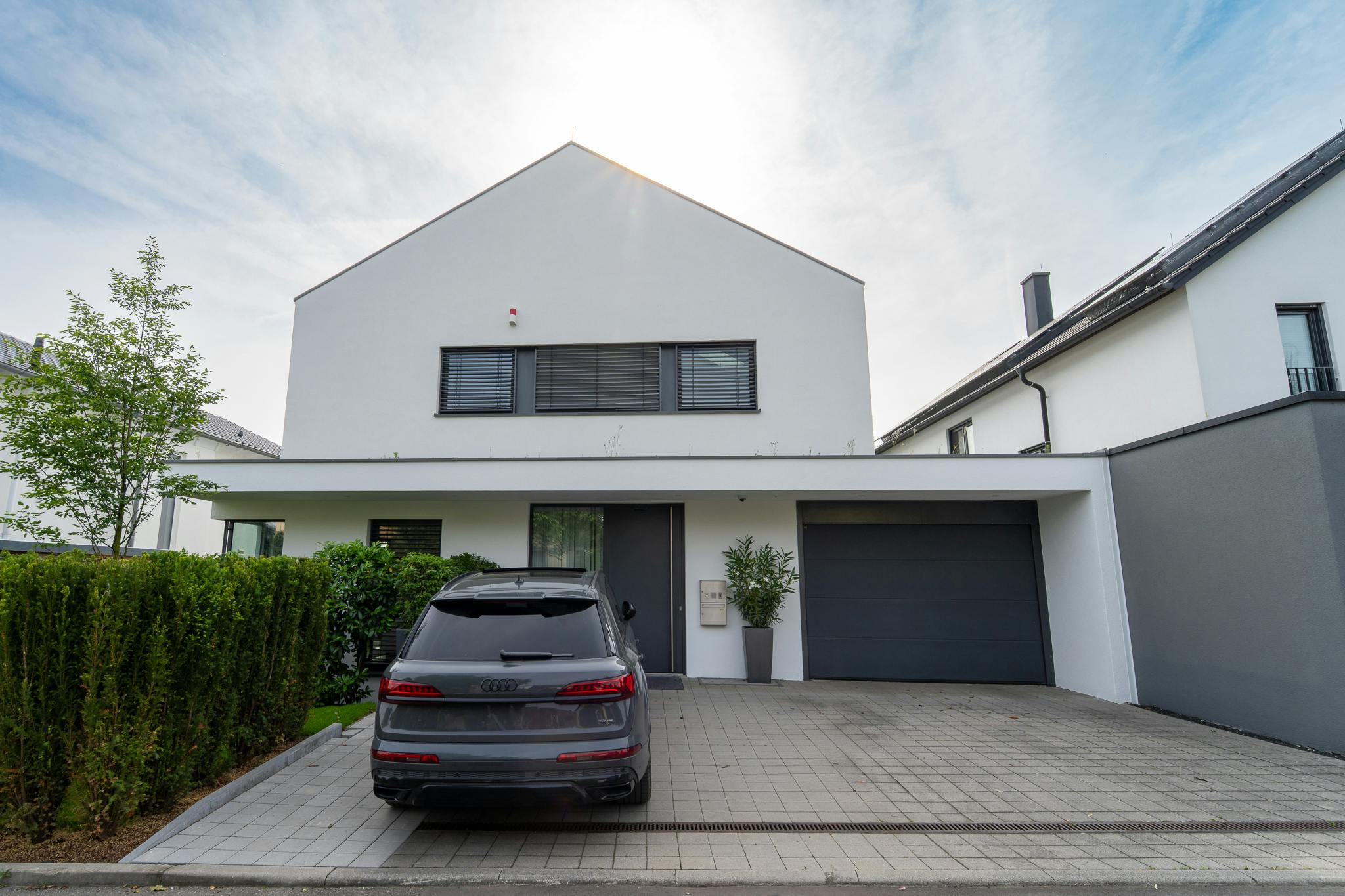 modernes Einfamilienhaus mit Garage und Einfahrt, Neubau 2010