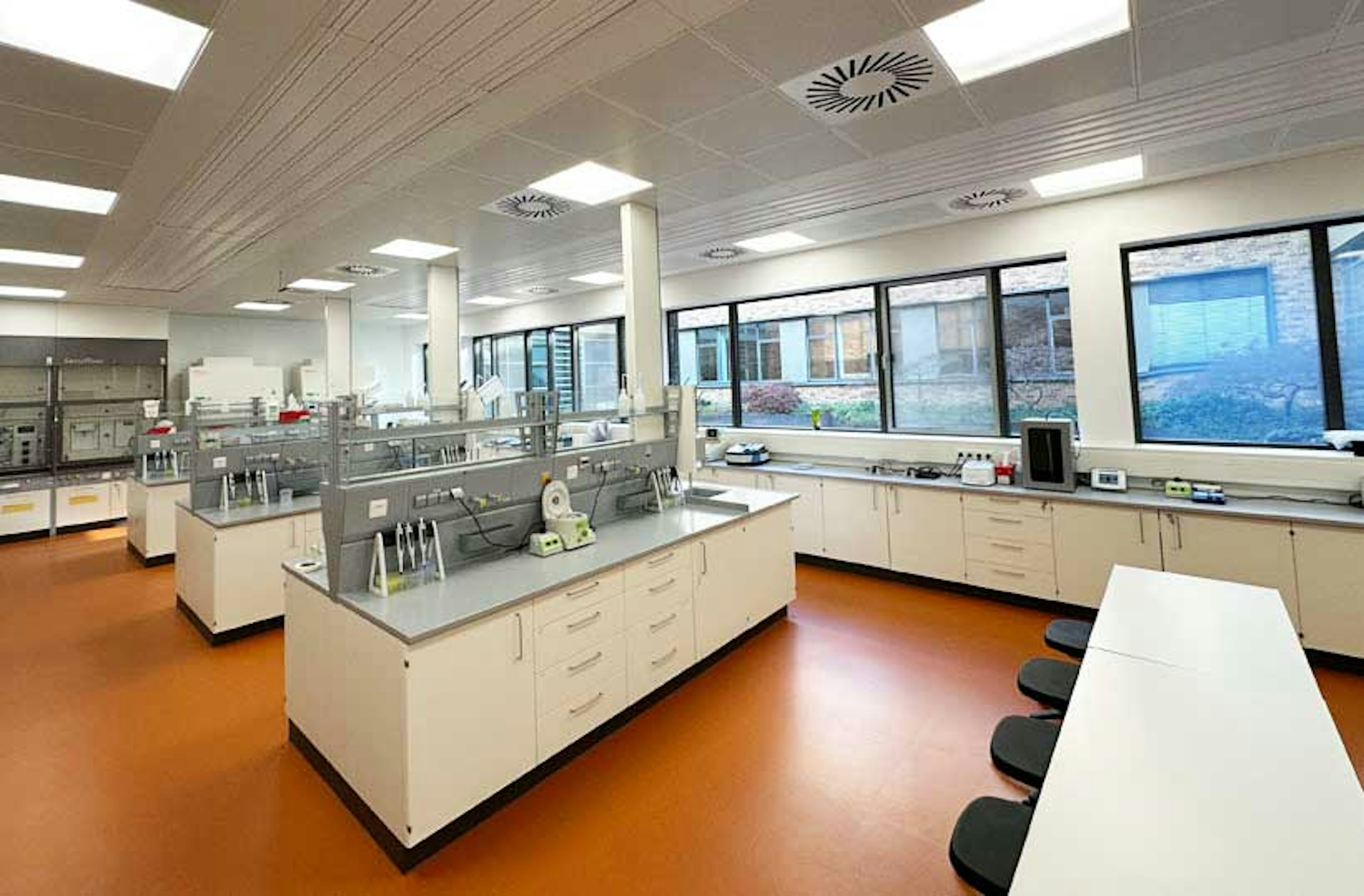 Modernisiertes Sprachlabor in der Peter-Bruckmann-Schule Heilbronn mit weißen Labortischen, Fensterfront und technischer Ausstattung.