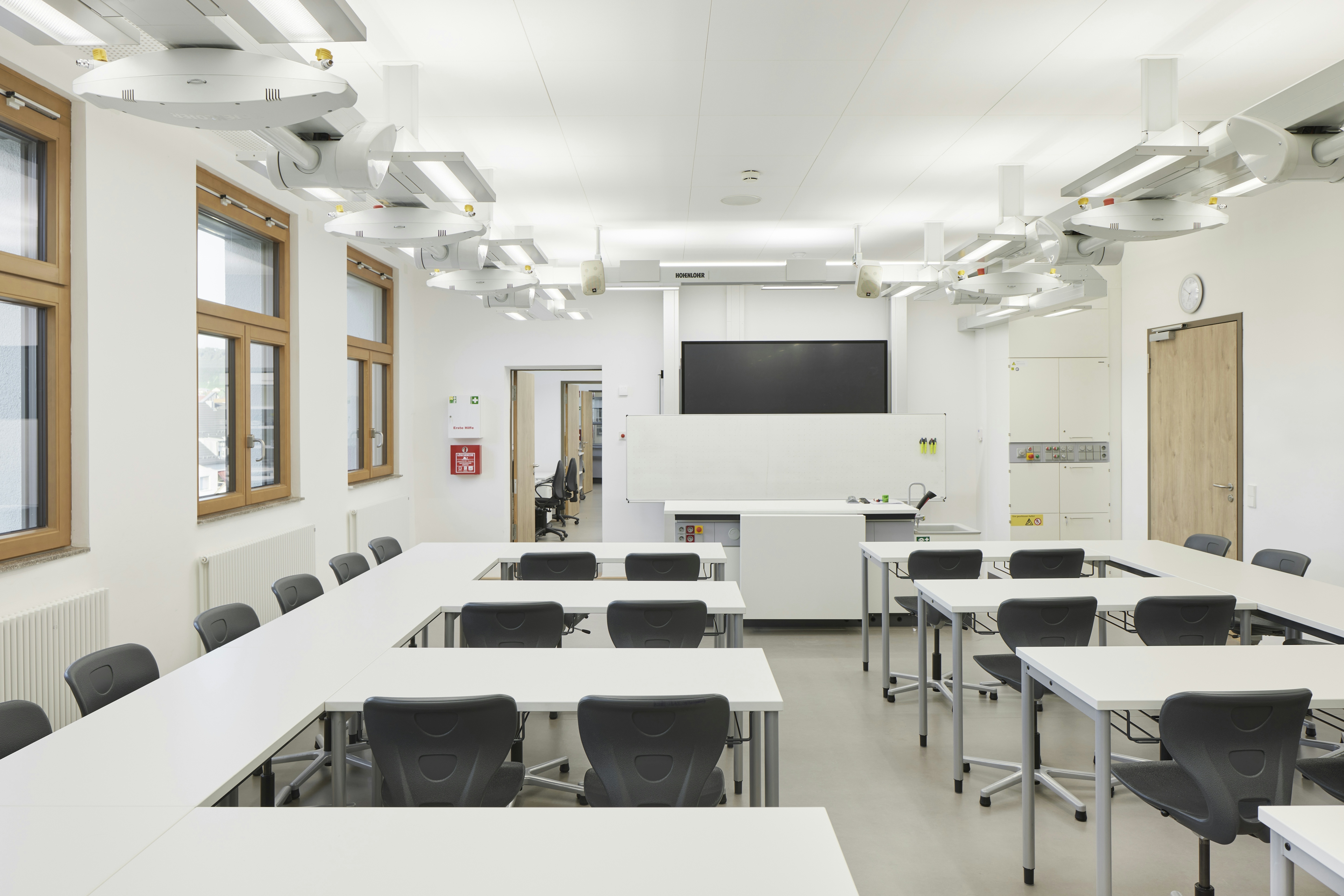 Heller naturwissenschaftlicher Klassenraum mit neuer Möblierung und sicherheitstechnischer Ausstattung im Rahmen der Brandschutzsanierung der Dammschule Heilbronn.