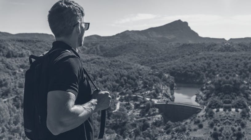 Homme regarde paysage montagne st victoire Aix en Provence