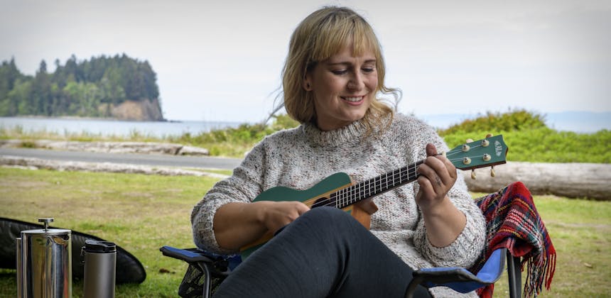 Chelsea Wilde playing the ukulele
