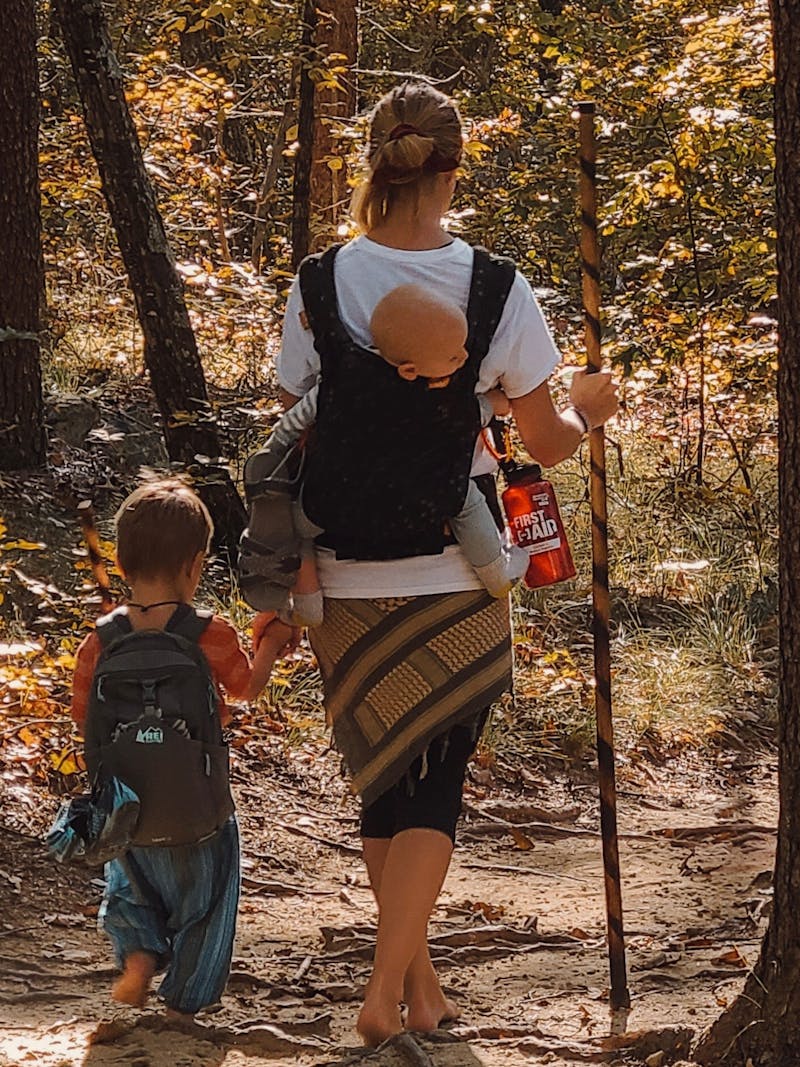 Bibi BARRINGER taking a hike with her children 