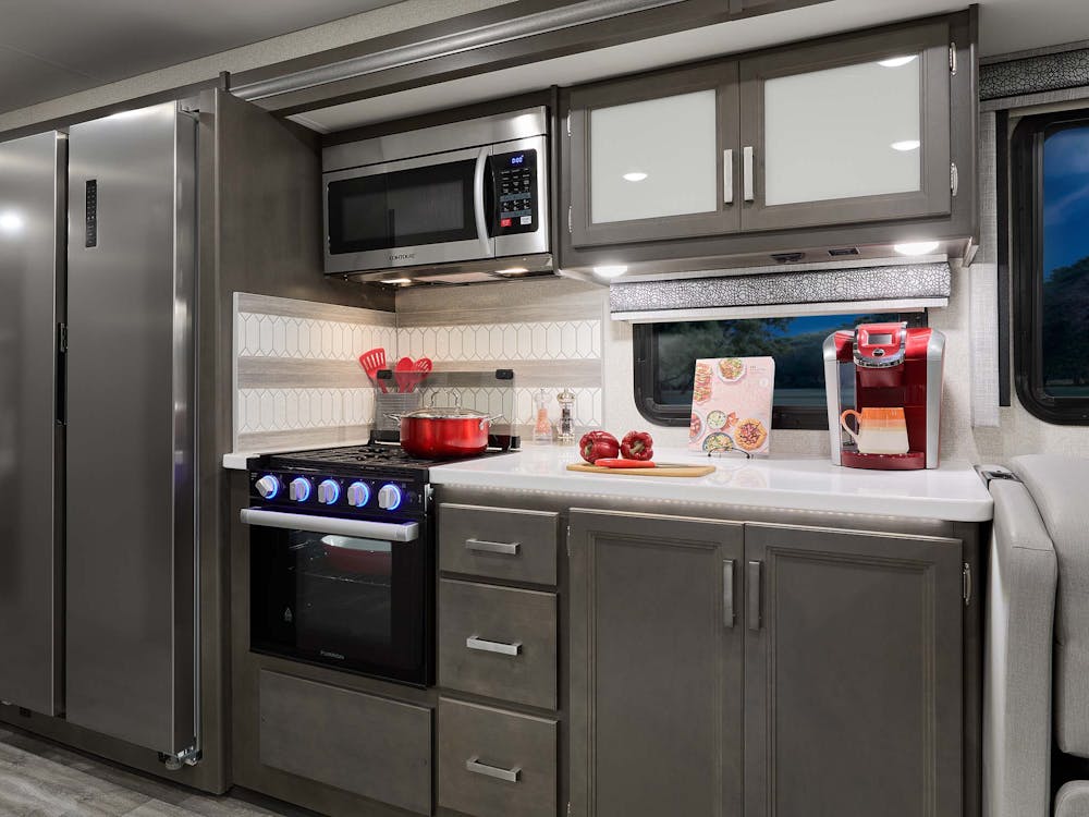 2024 Luminate DD35 Silversmith interior decor with Baymont cabinetry kitchen