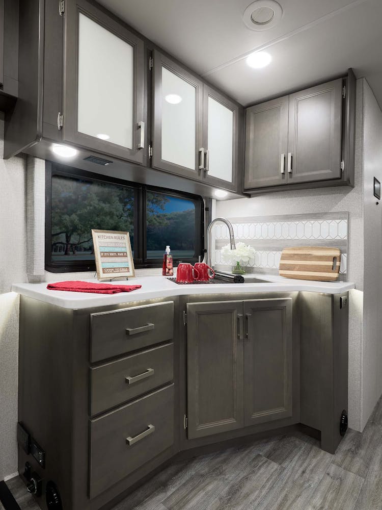 2024 Luminate DD35 Silversmith interior decor with Baymont cabinetry kitchen