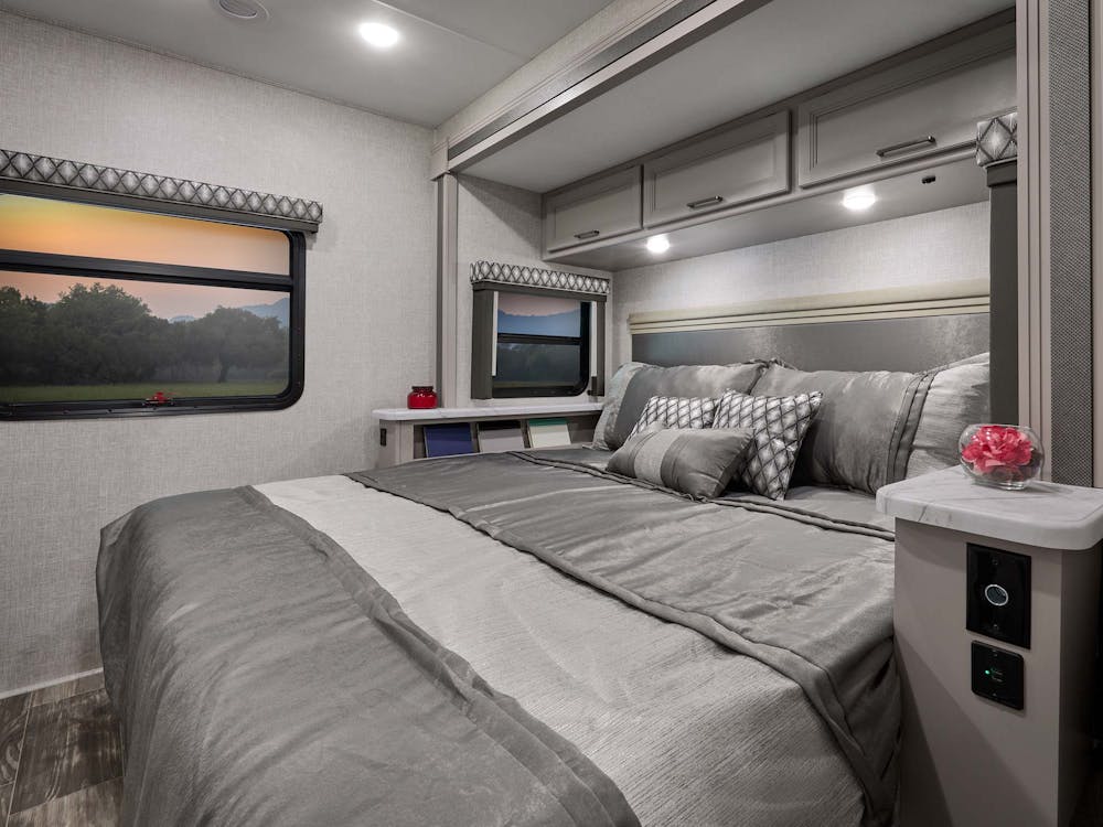 2022 Thor Hurricane Class A RV 31C Bedroom - Luxury Collection™ Charcoal Diamond
