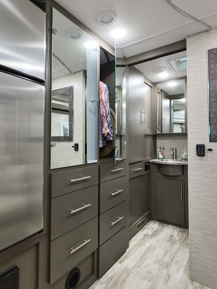 2022 Thor Vegas Class A RV 24.4 Closet Pavillion Grey Mesh