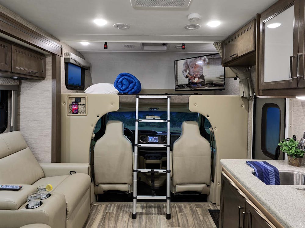 2022 Thor Four Winds Class C RV 31M Overhead Bunk - Silver Strand Carolina Cherry Cabinetry