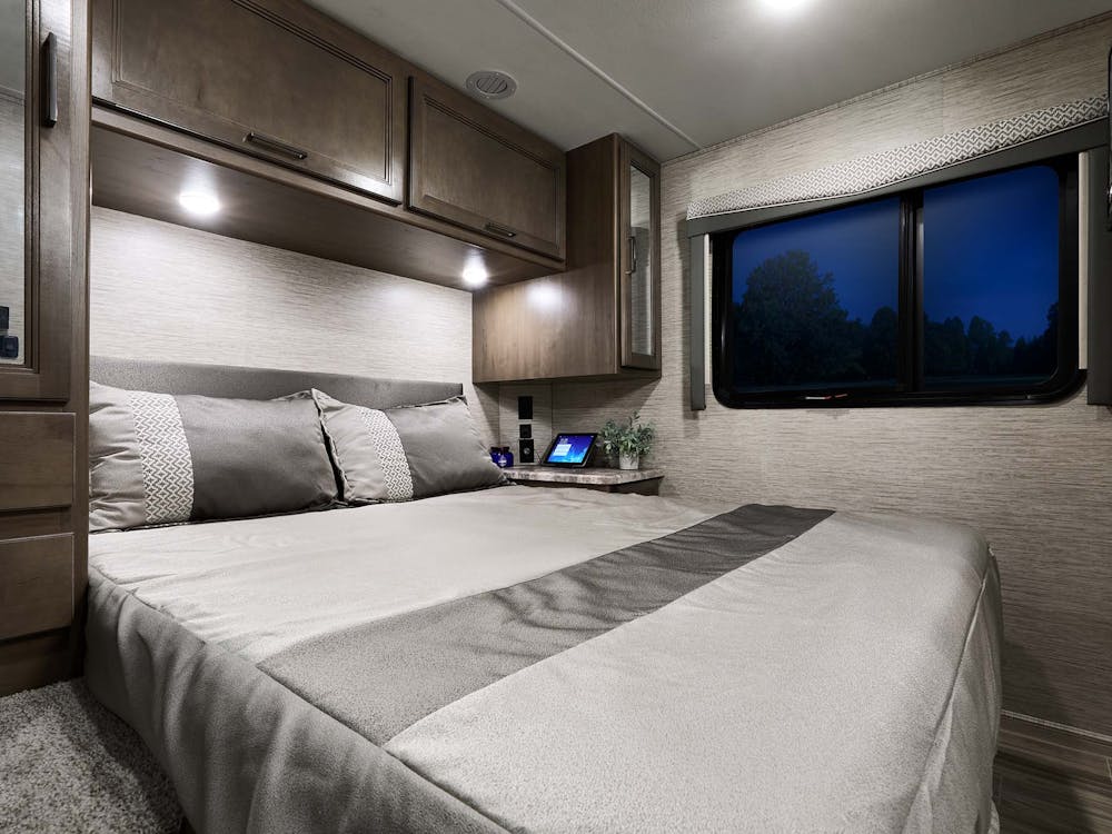 2022 Thor Four Winds Class C RV 31M Bedroom - Silver Strand Carolina Cherry Cabinetry