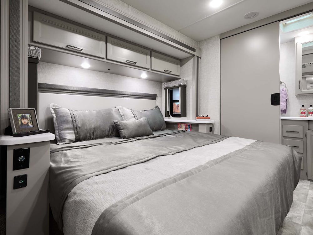 2022 Thor Windsport Class A RV 35M Bedroom - Luxury Collection™ Venice Stone