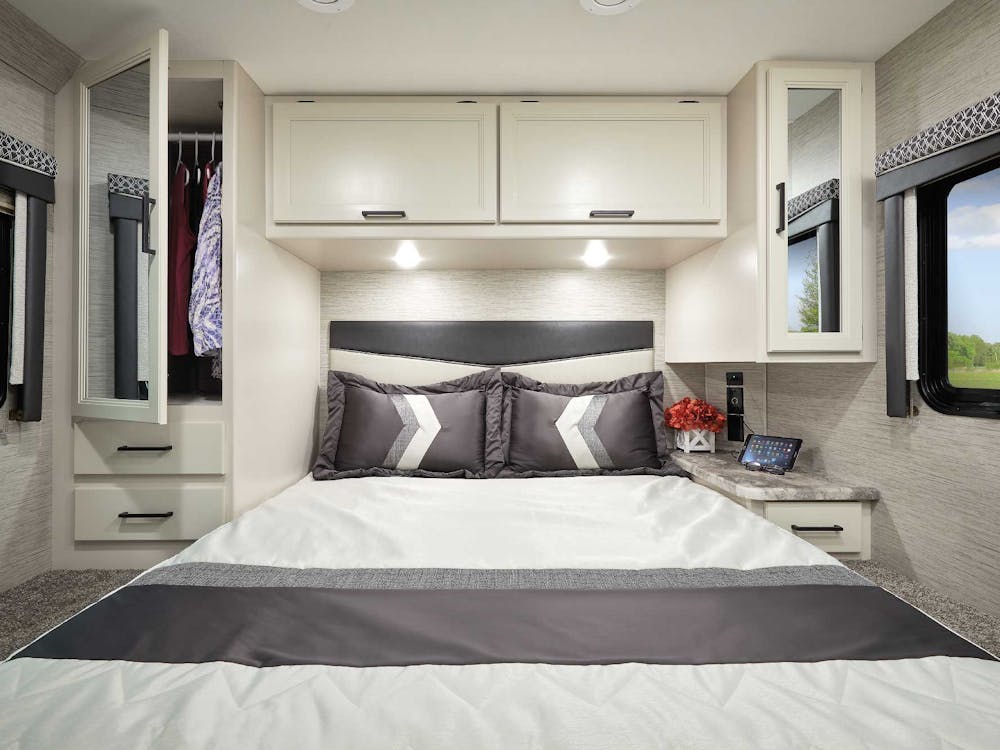 2022 Thor Four Winds Class C RV 28Z Bedroom - Home Collection™ Estate Grey Ivory Coast Cabinetry