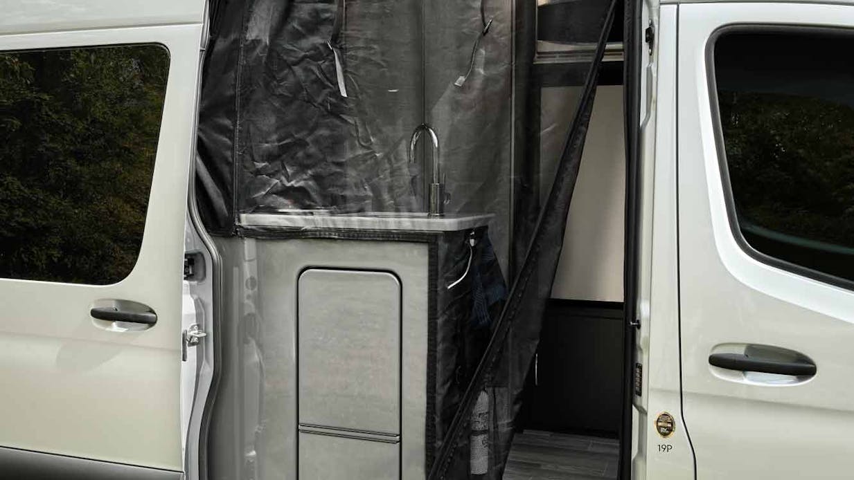 Zipper screen door for entryway