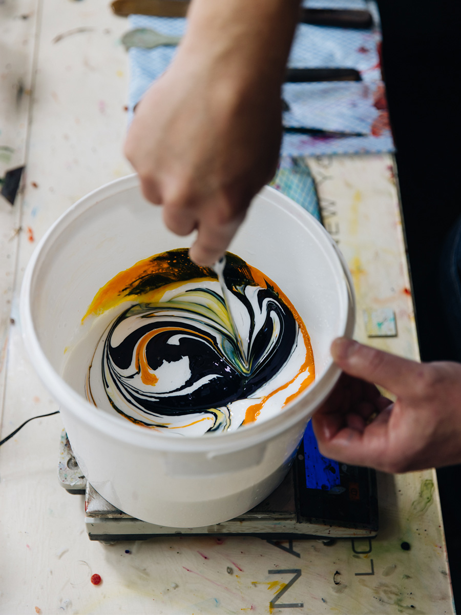 Thorp of London mixing the colors 