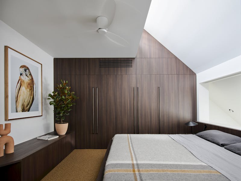 Photo of bedroom of Mitchell house in Mosman by Those Architects