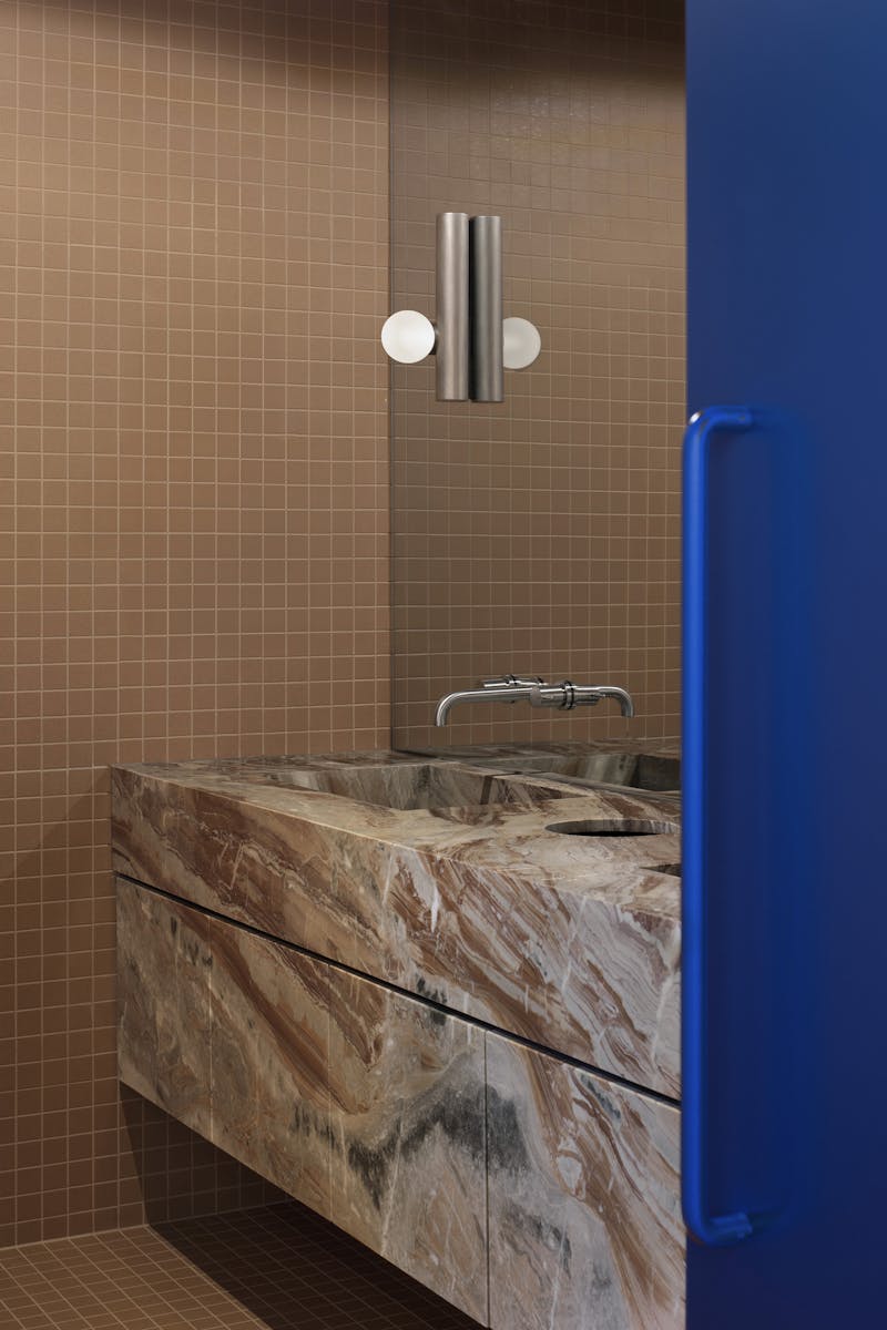 Photo of bathroom of BresicWhitney LNS in Mosman by Those Architects