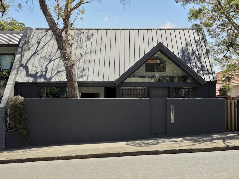 Photo of street facade of Mitchell house in Mosman by Those Architects