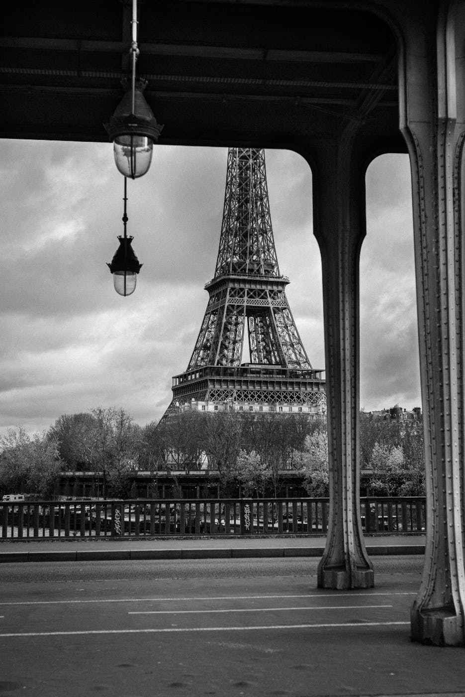  grey scale image of the Eiffel Tower