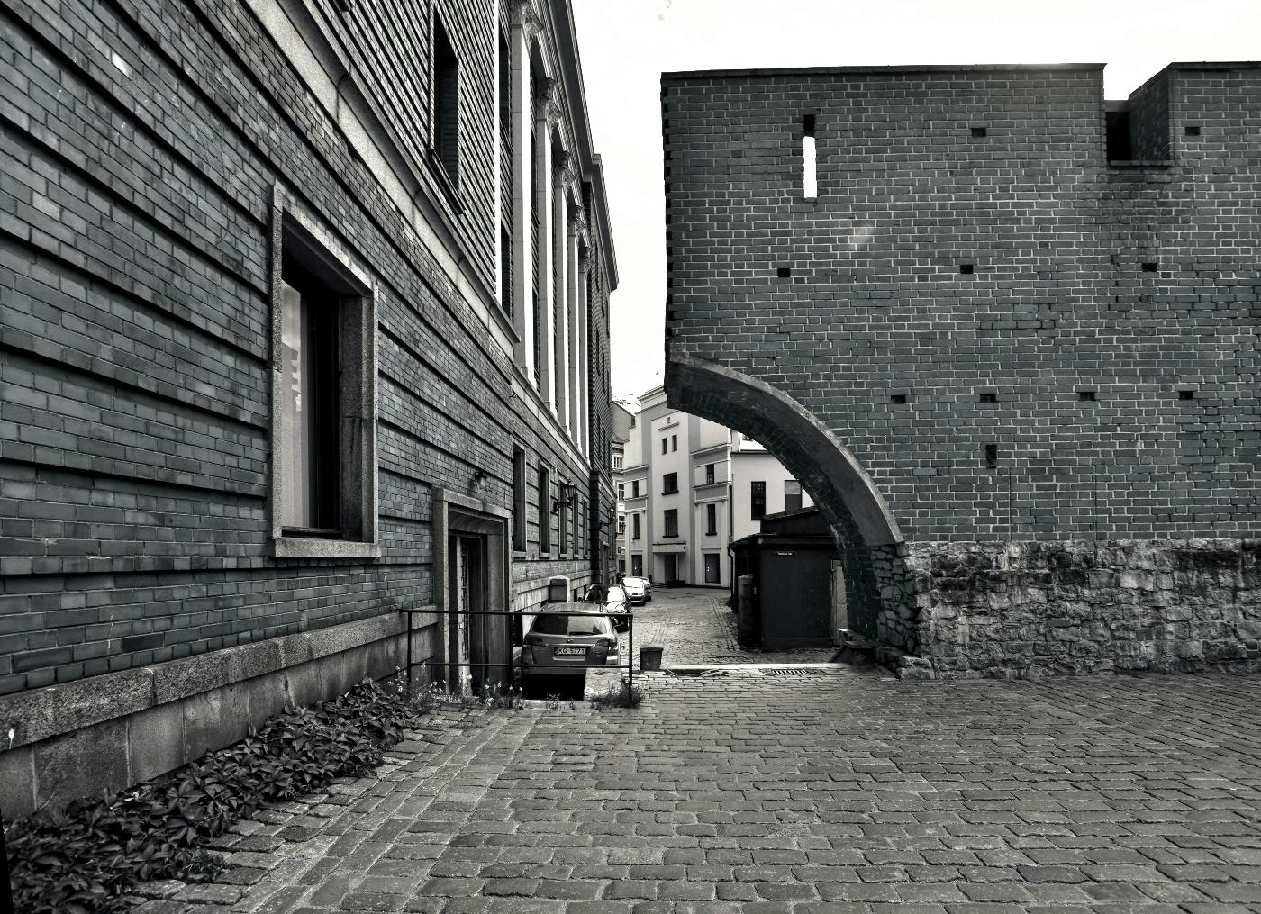 A building with an incomplete arch wall