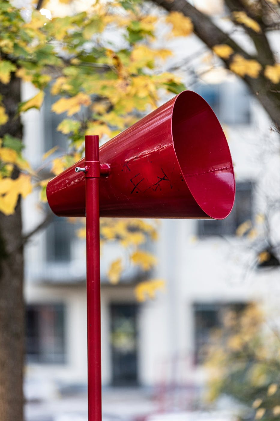 A red amplification cone on a pole