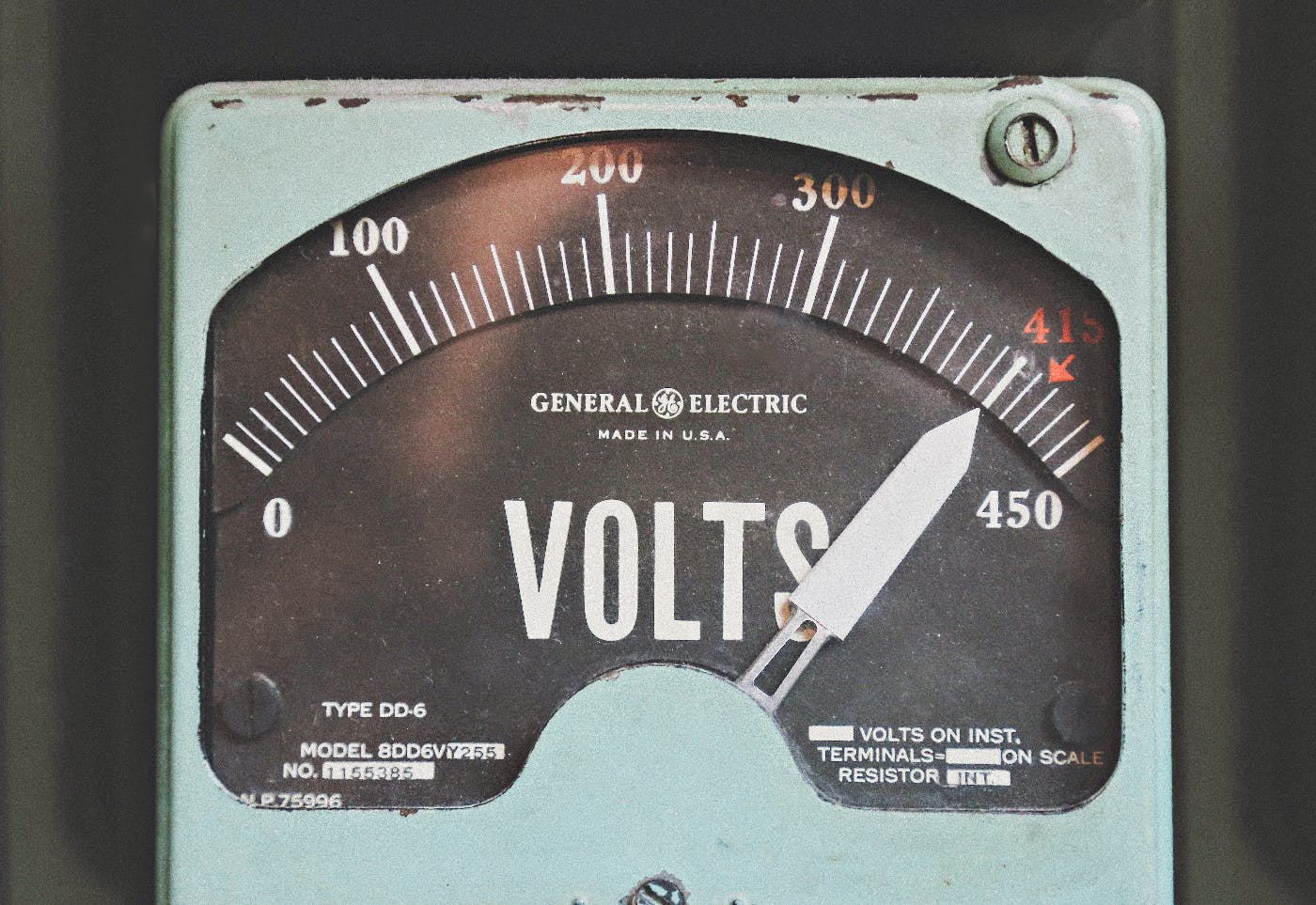 A light green GE voltmeter at 440