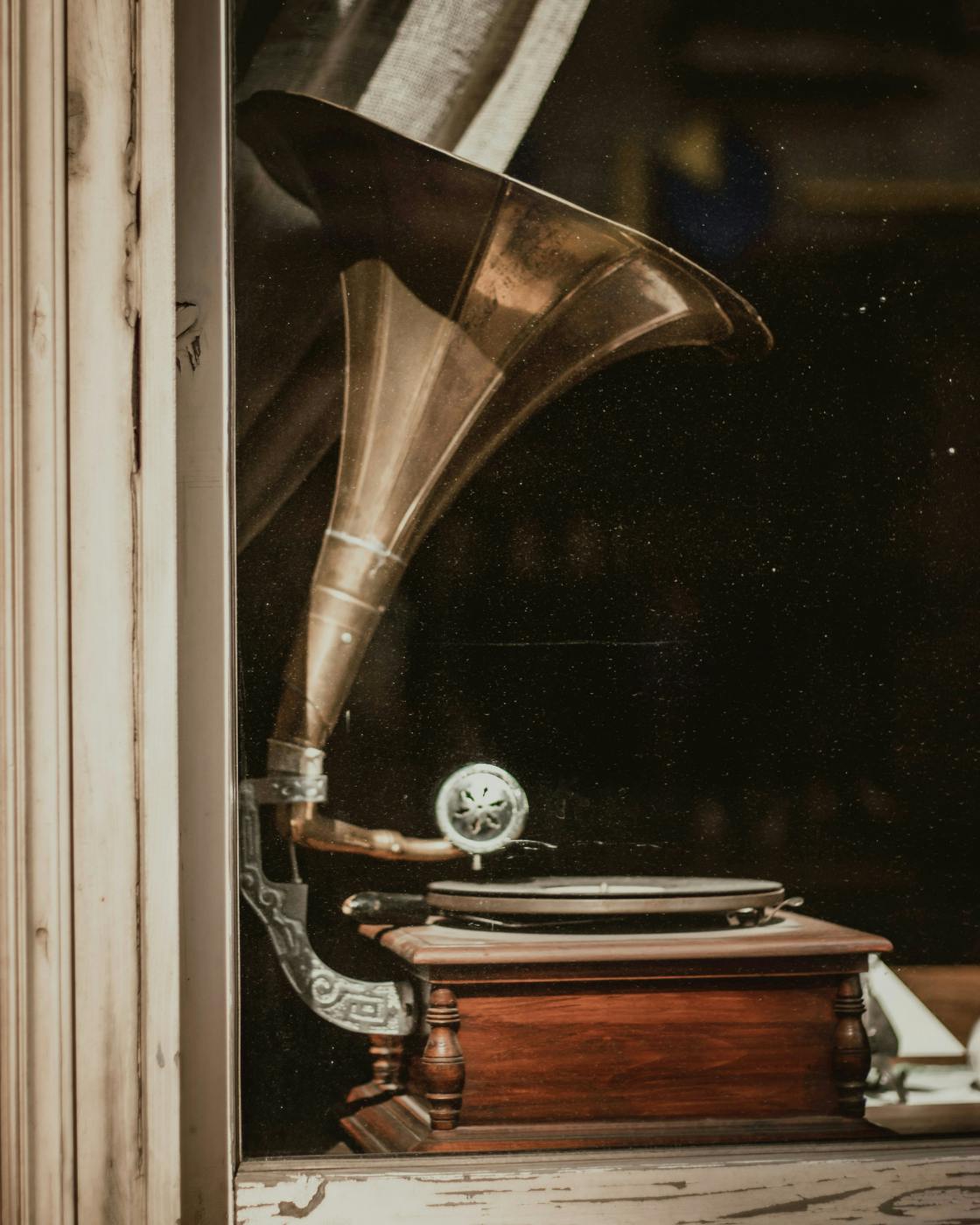 An old fashioned record player in a window