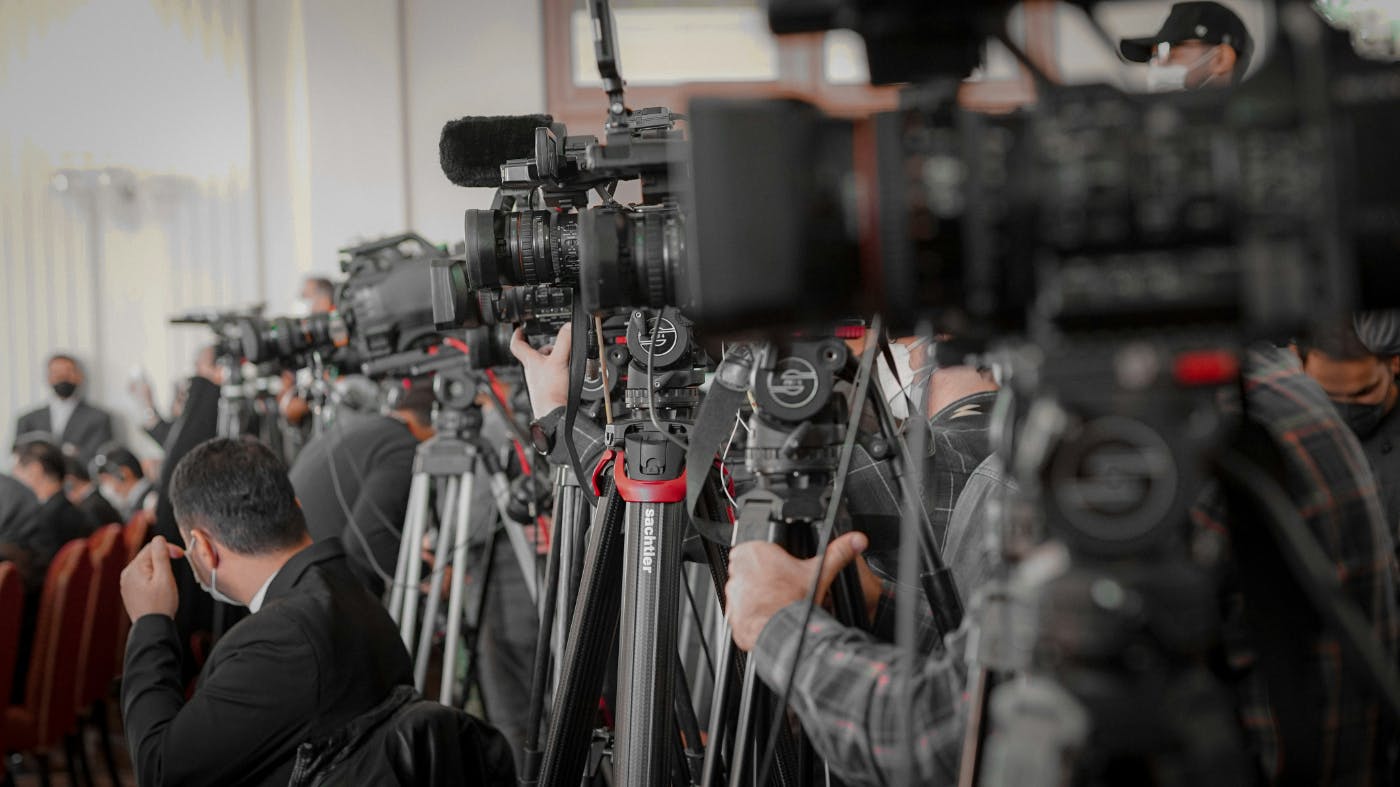 Hundreds of cameras lined up at a press conference
