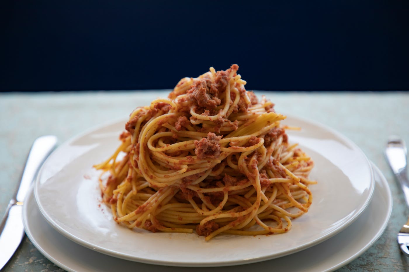 A pile of spaghetti and carbonara sauce