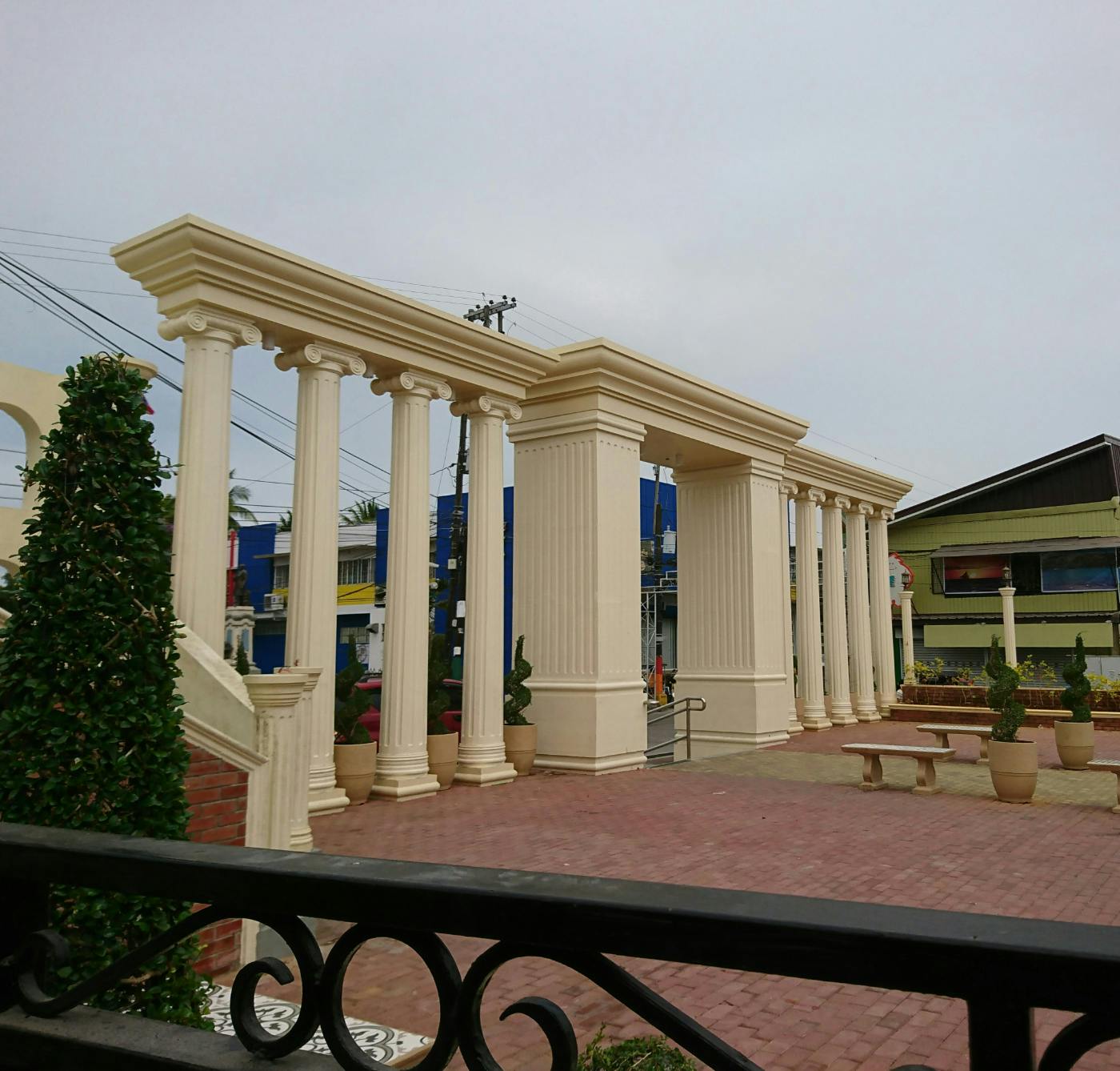 Fake columns at an open air mall