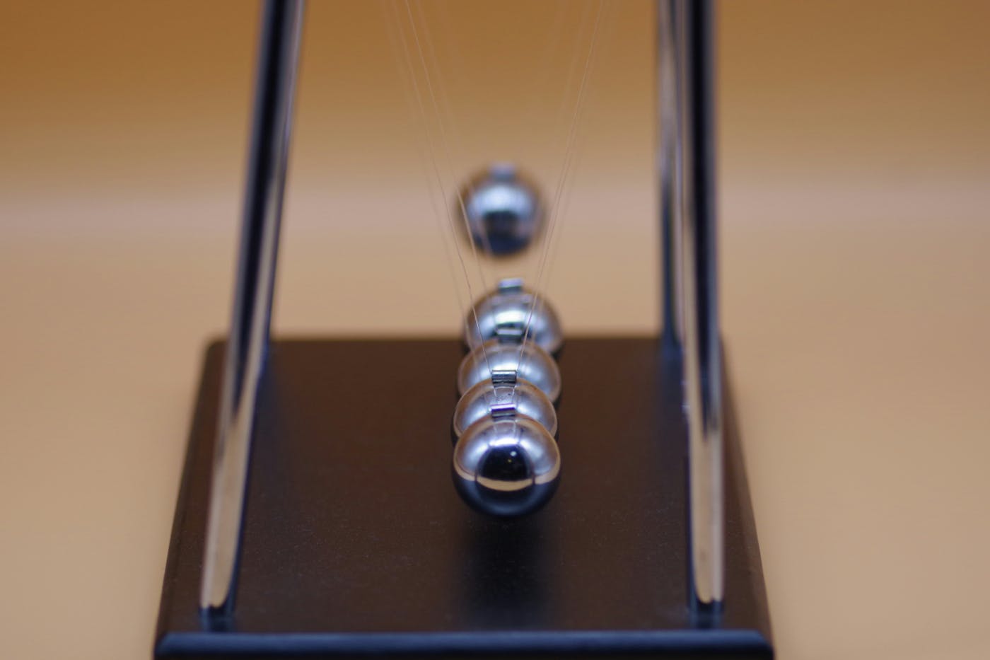 A Newton's Cradle in motion