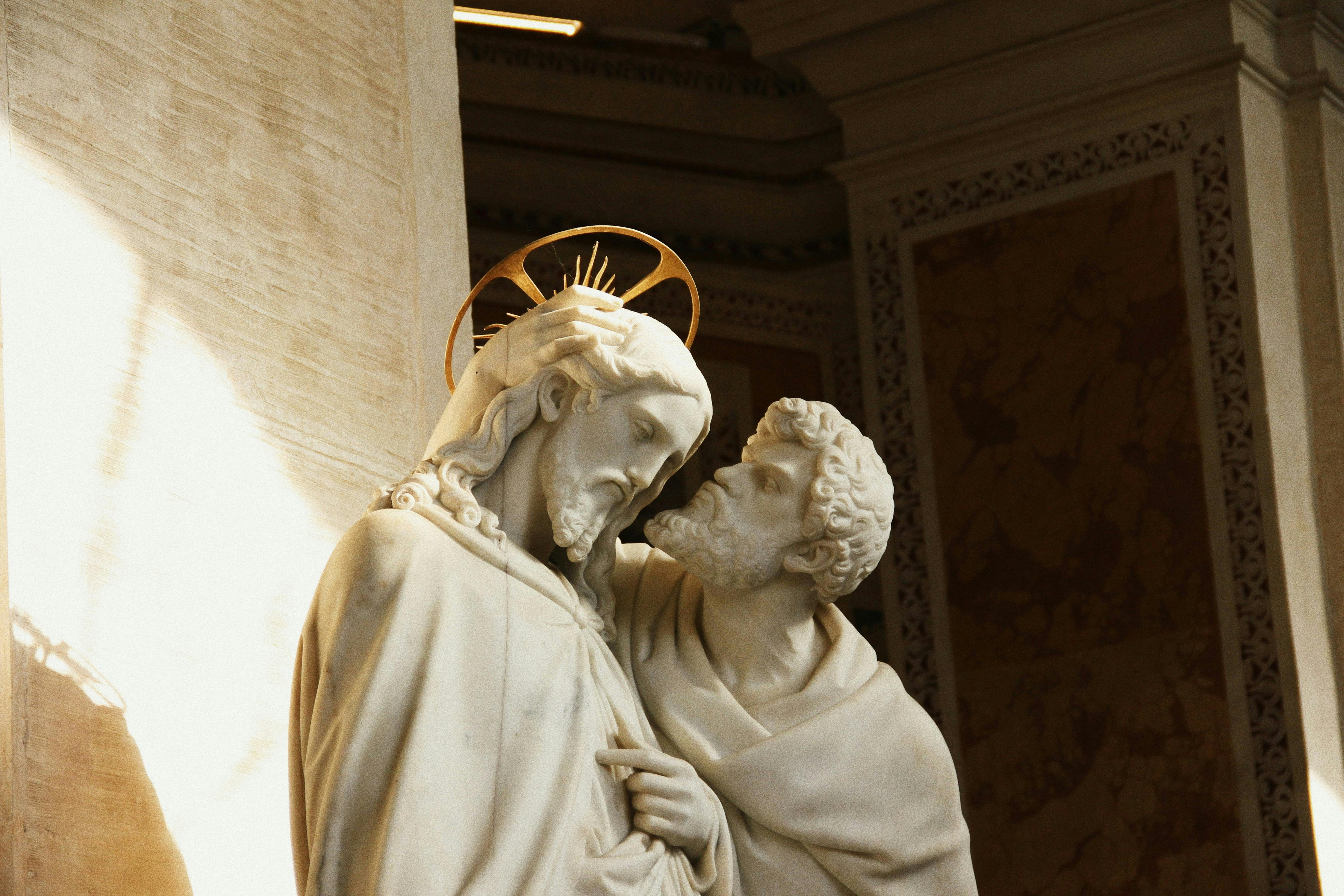 A statue of the divine Jesus being kissed by Judas
