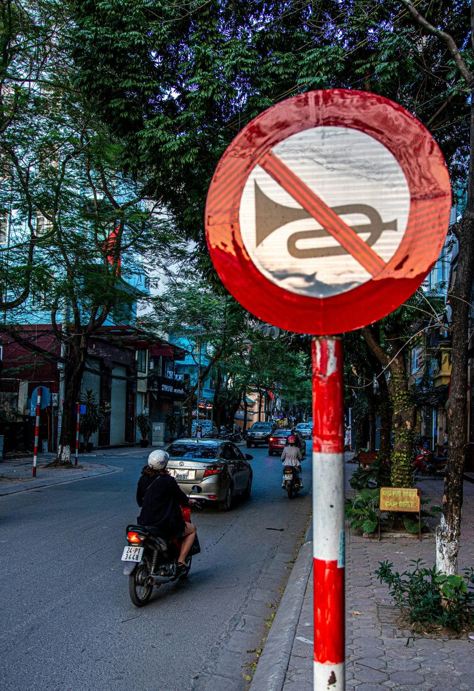 I road sign with a circle and a line through a trumpet