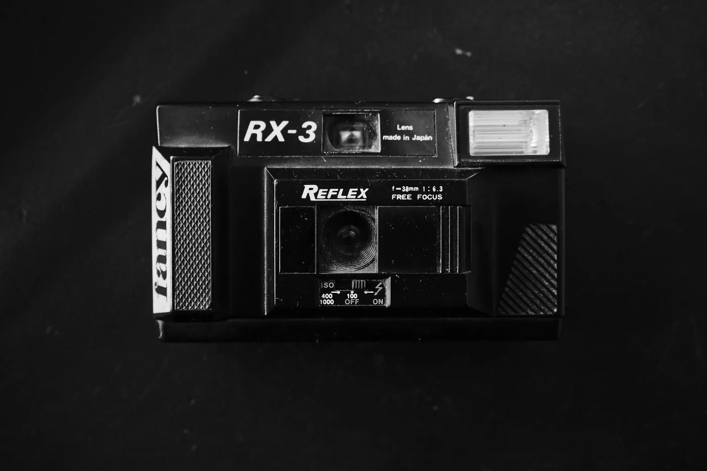 A black RX-3 Reflex camera