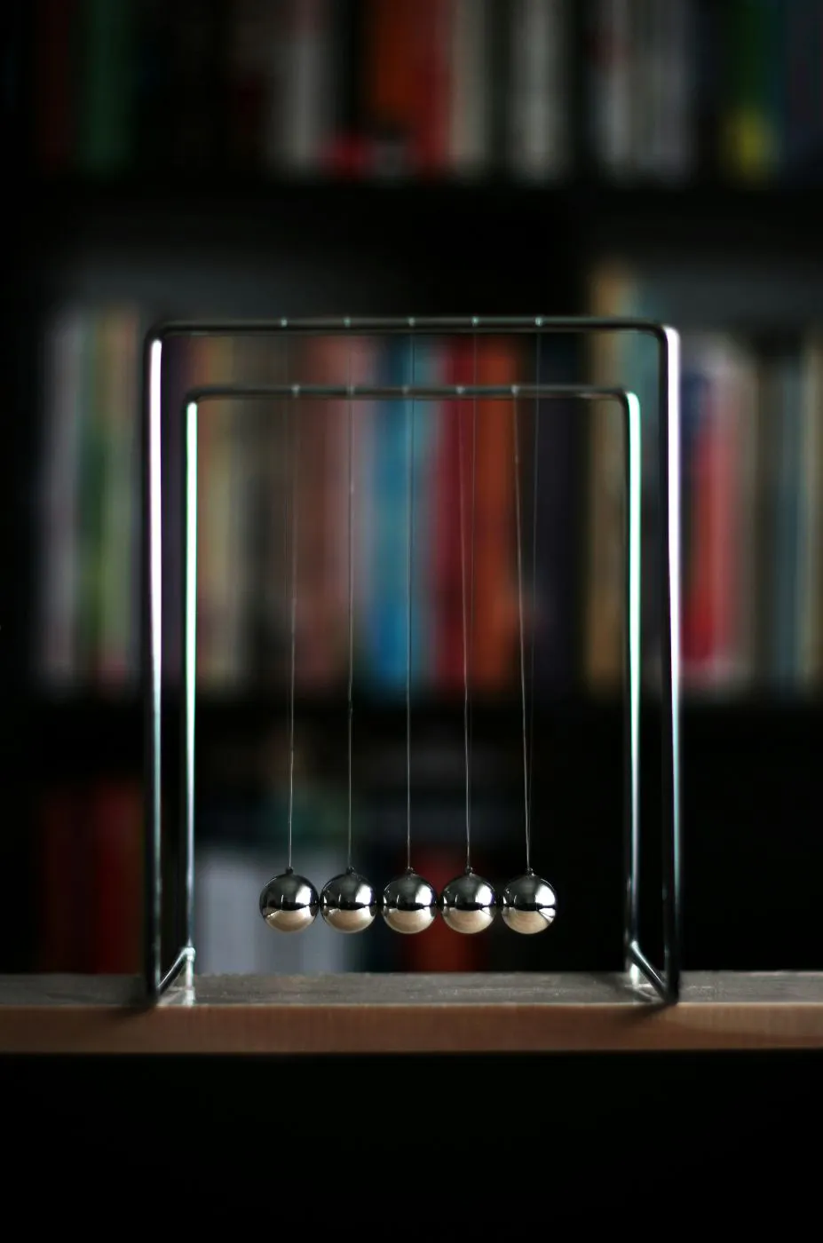 A motionless Newton's Cradle