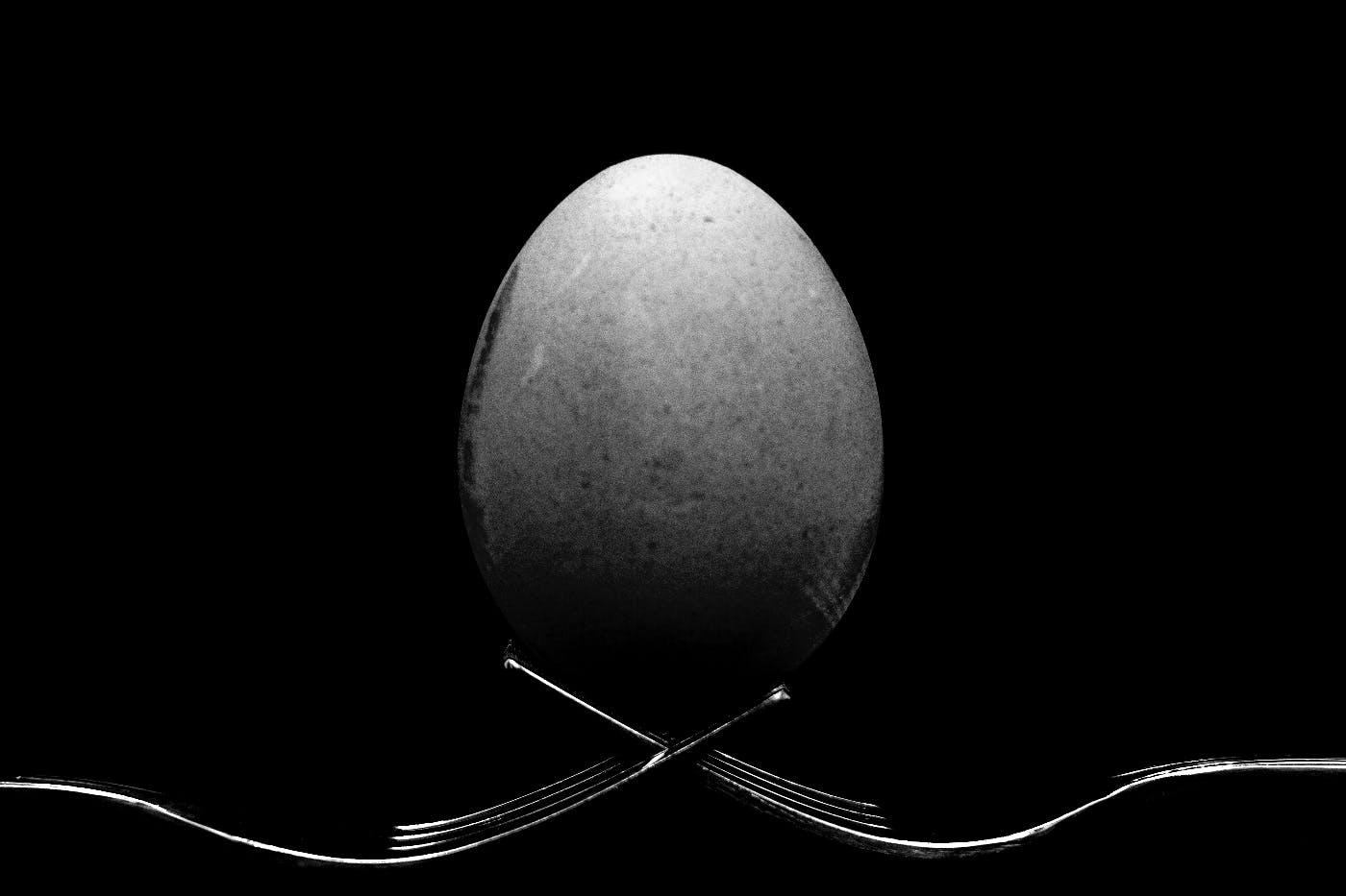 an egg balance on two forks
