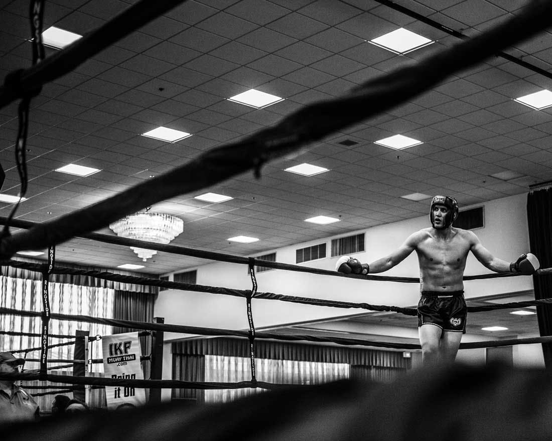 a boxer takes a rest between rounds