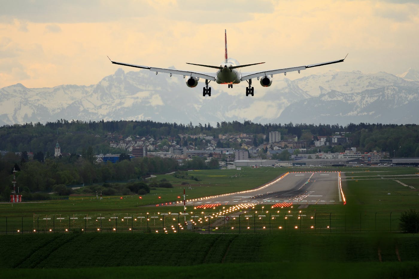 A plane coming in for a landing