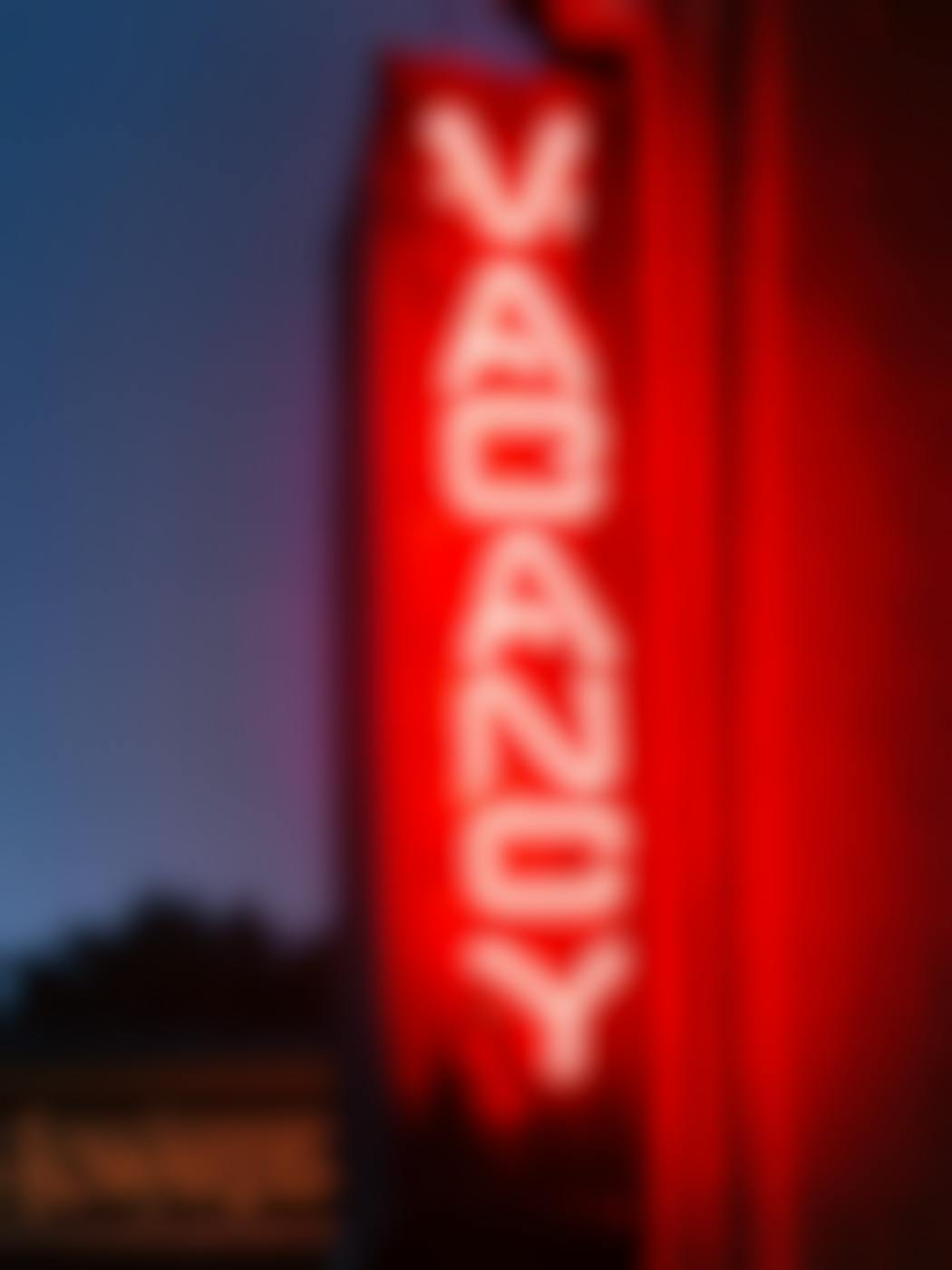 A red neon vanacy sign