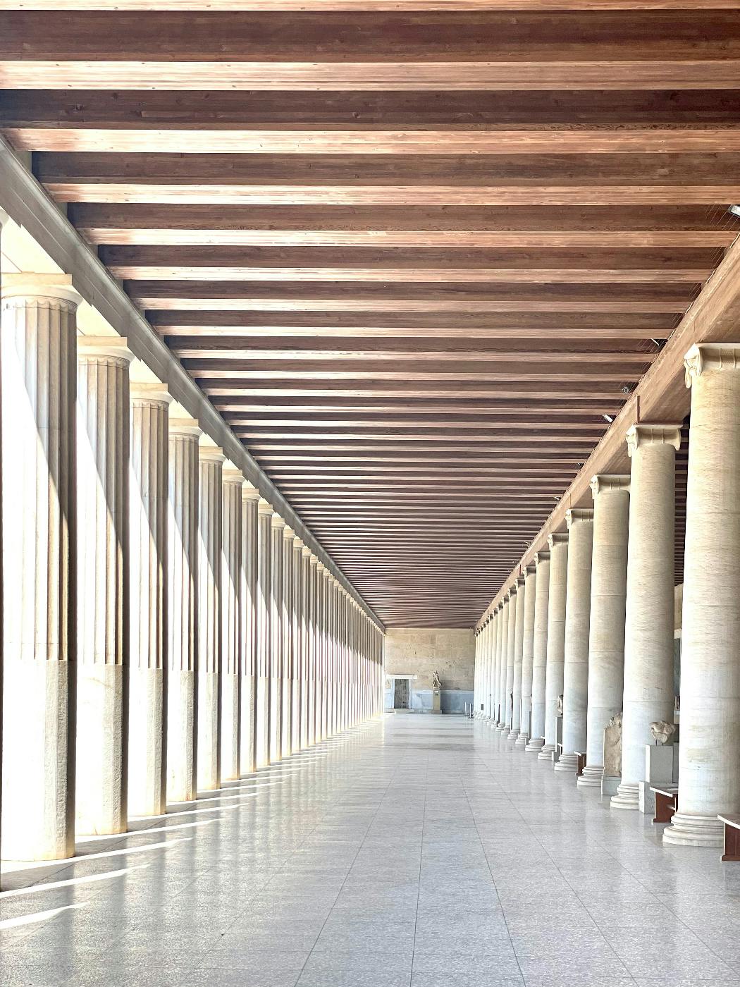 A perfectly symetrical hall with columns