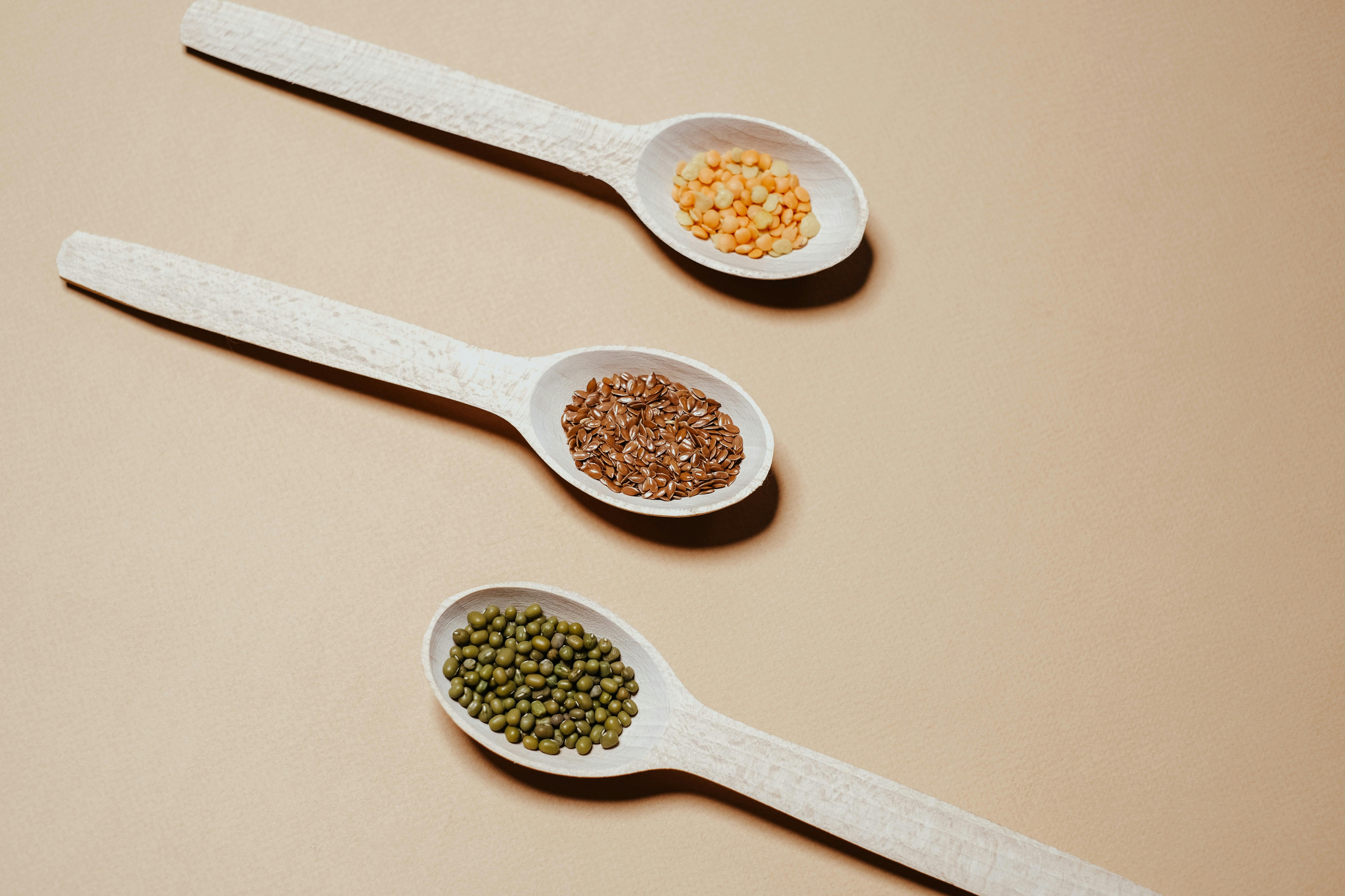 Red lentils and green lentils on spoons