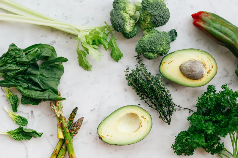 Food sources of folate (vitamin B9) — spinach, avocado, and broccoli