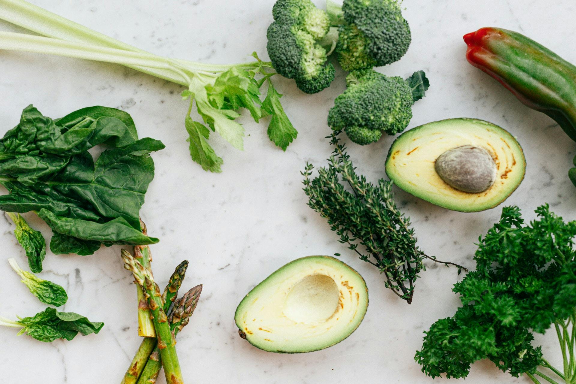 Food sources of folate (vitamin B9) — spinach, avocado, and broccoli 