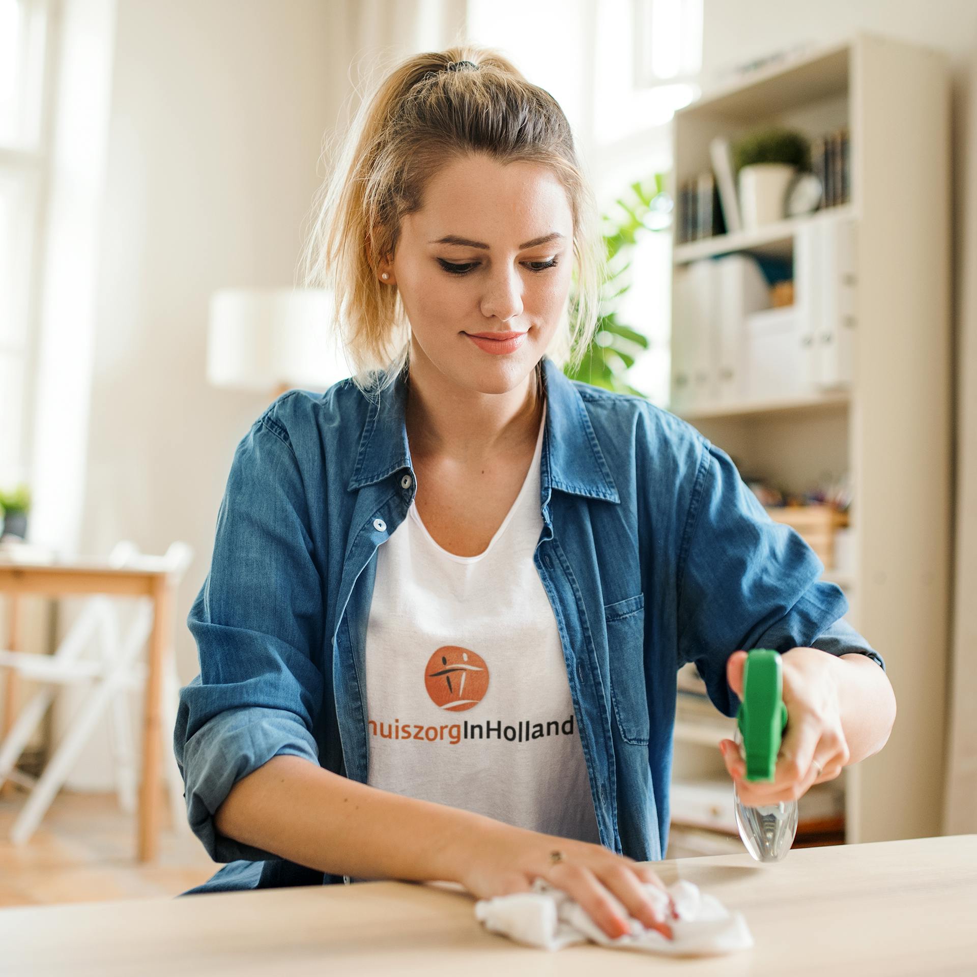 Huishoudelijke hulp van ThuiszorgInHolland aan het werk