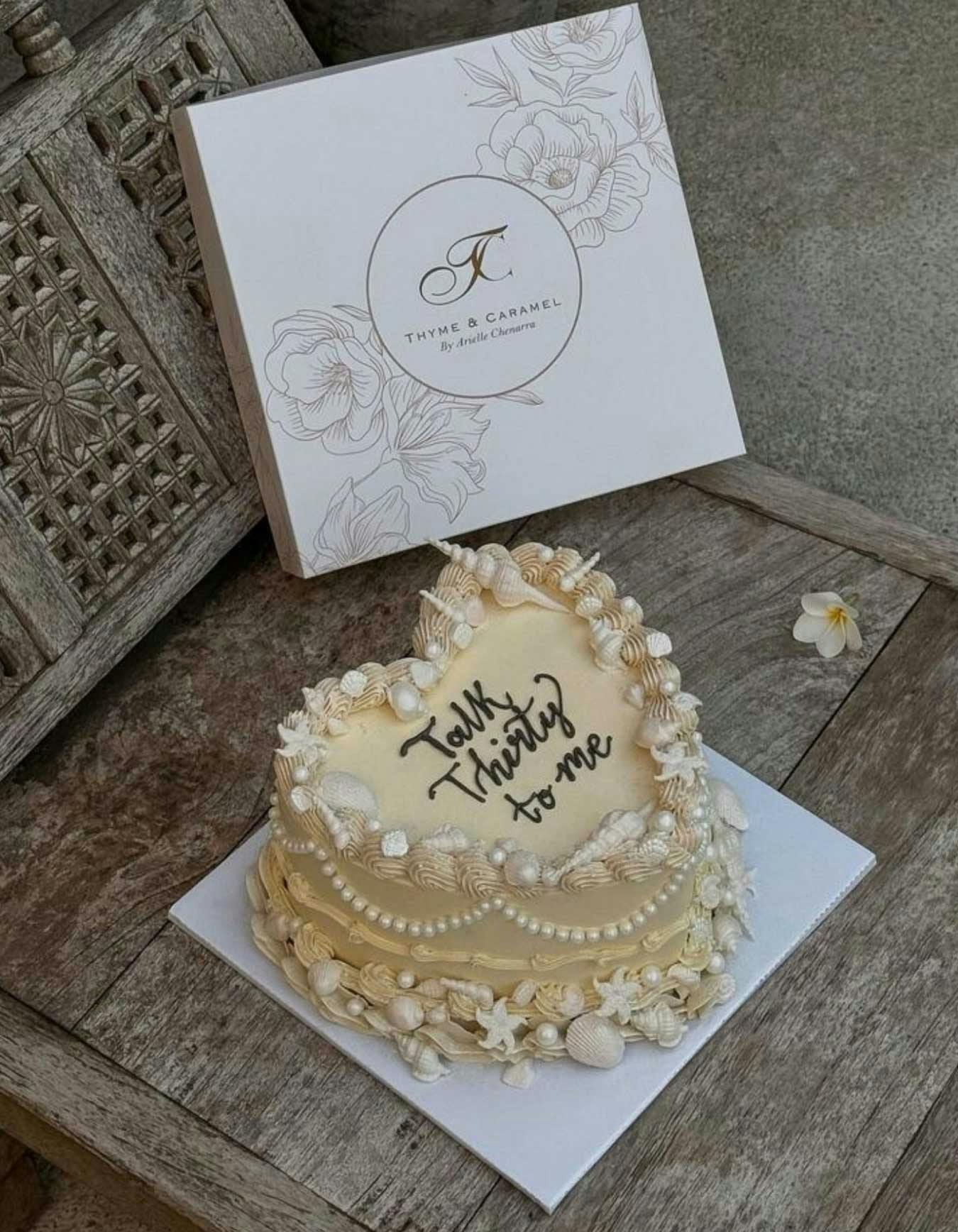 royal vintage cake design with seashells