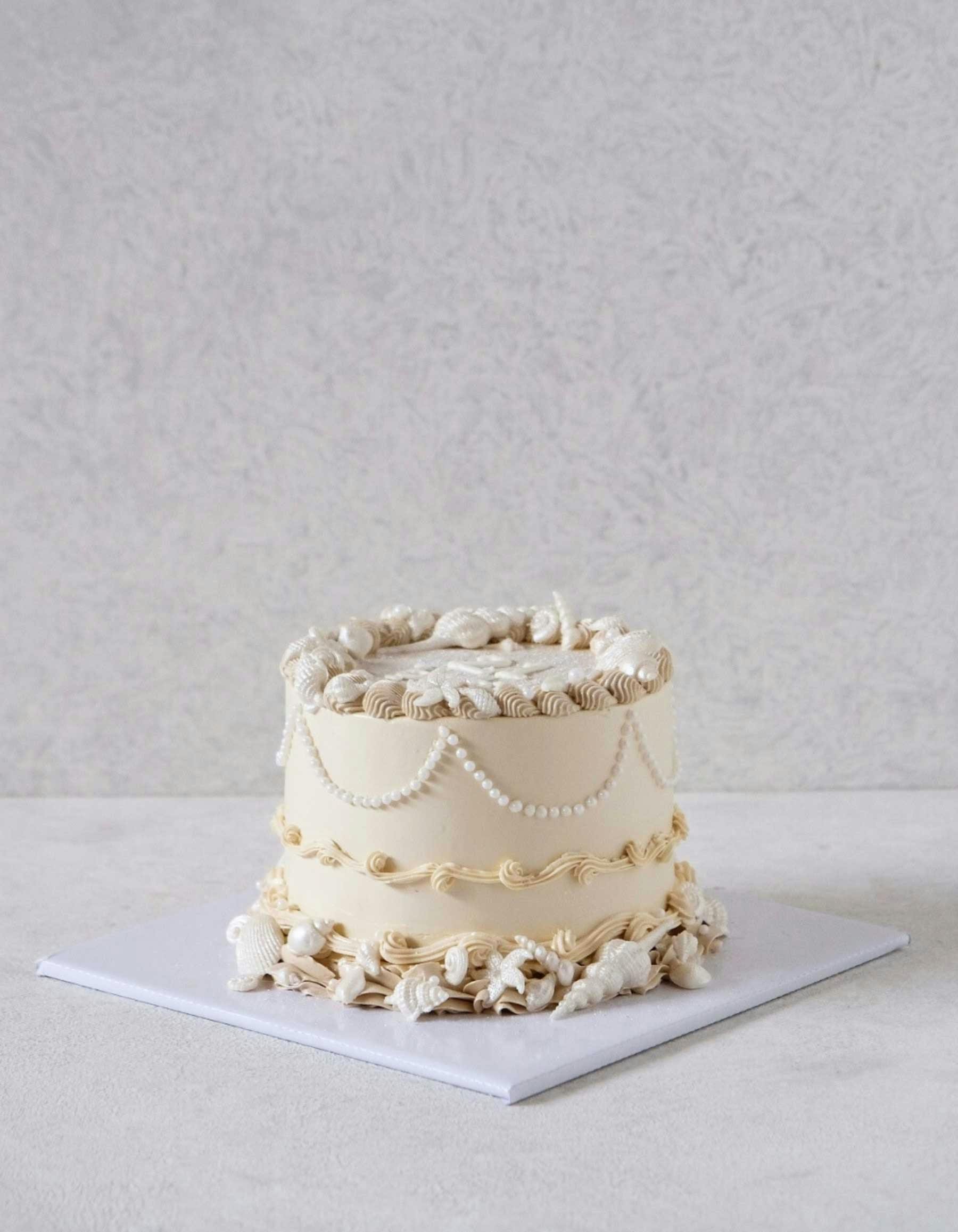 Royal vintage cake design with seashells
