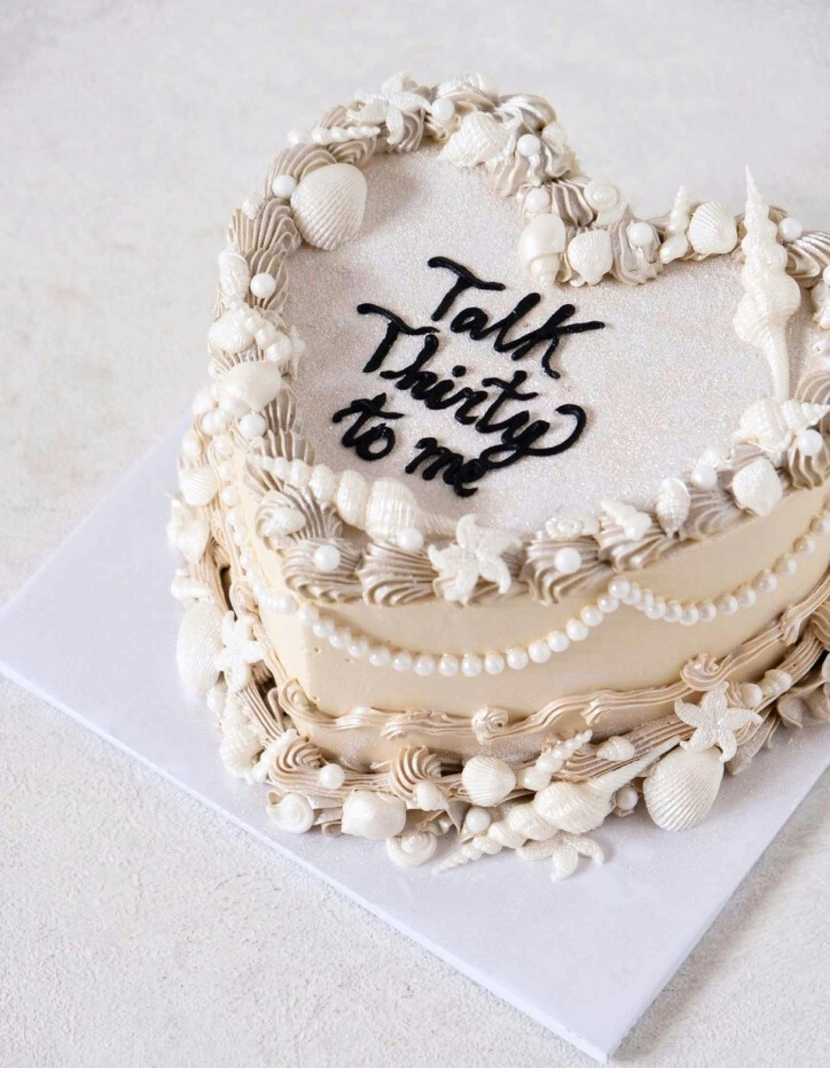 royal vintage cake design with seashells