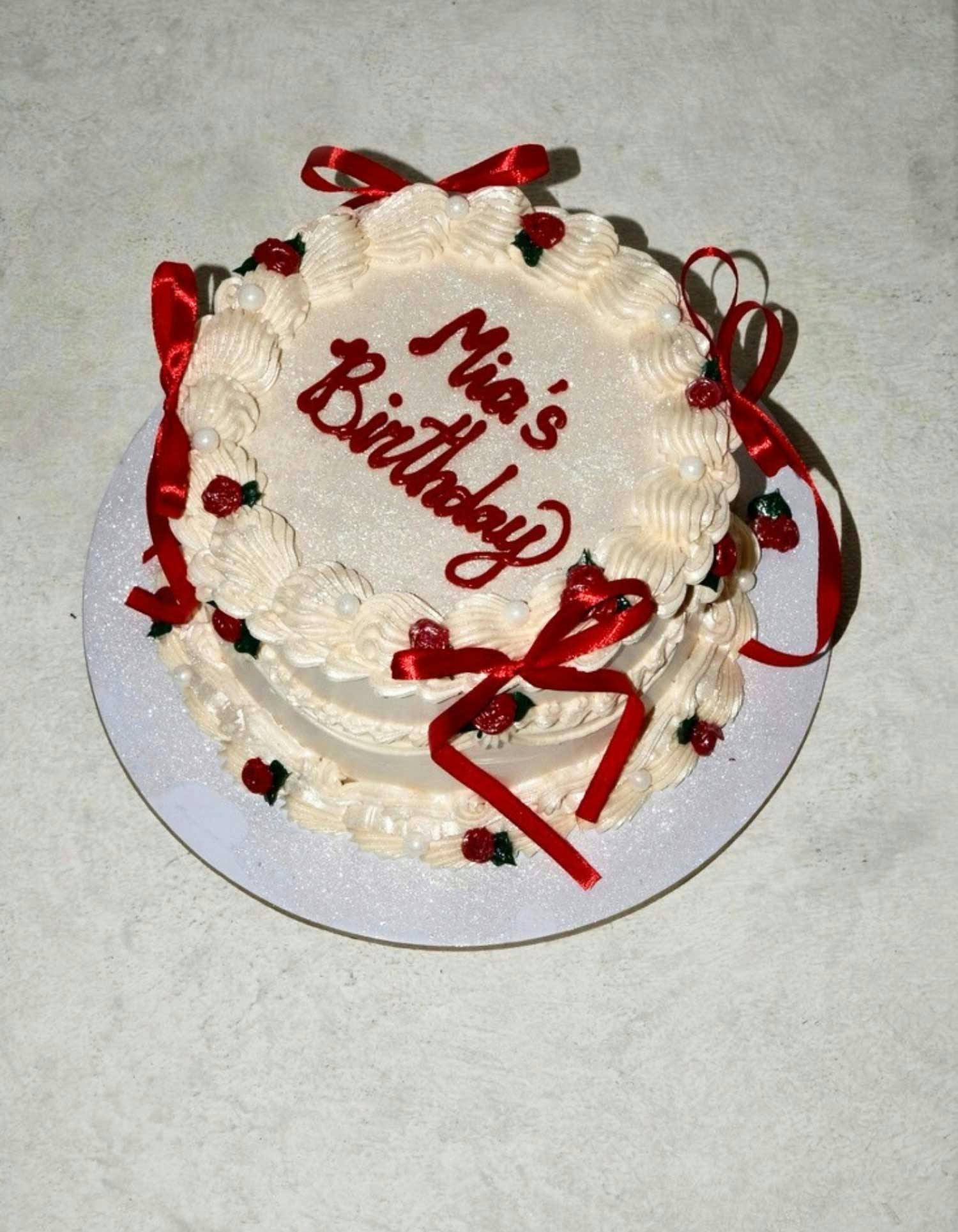 White and red royal vintage cake design with glitter