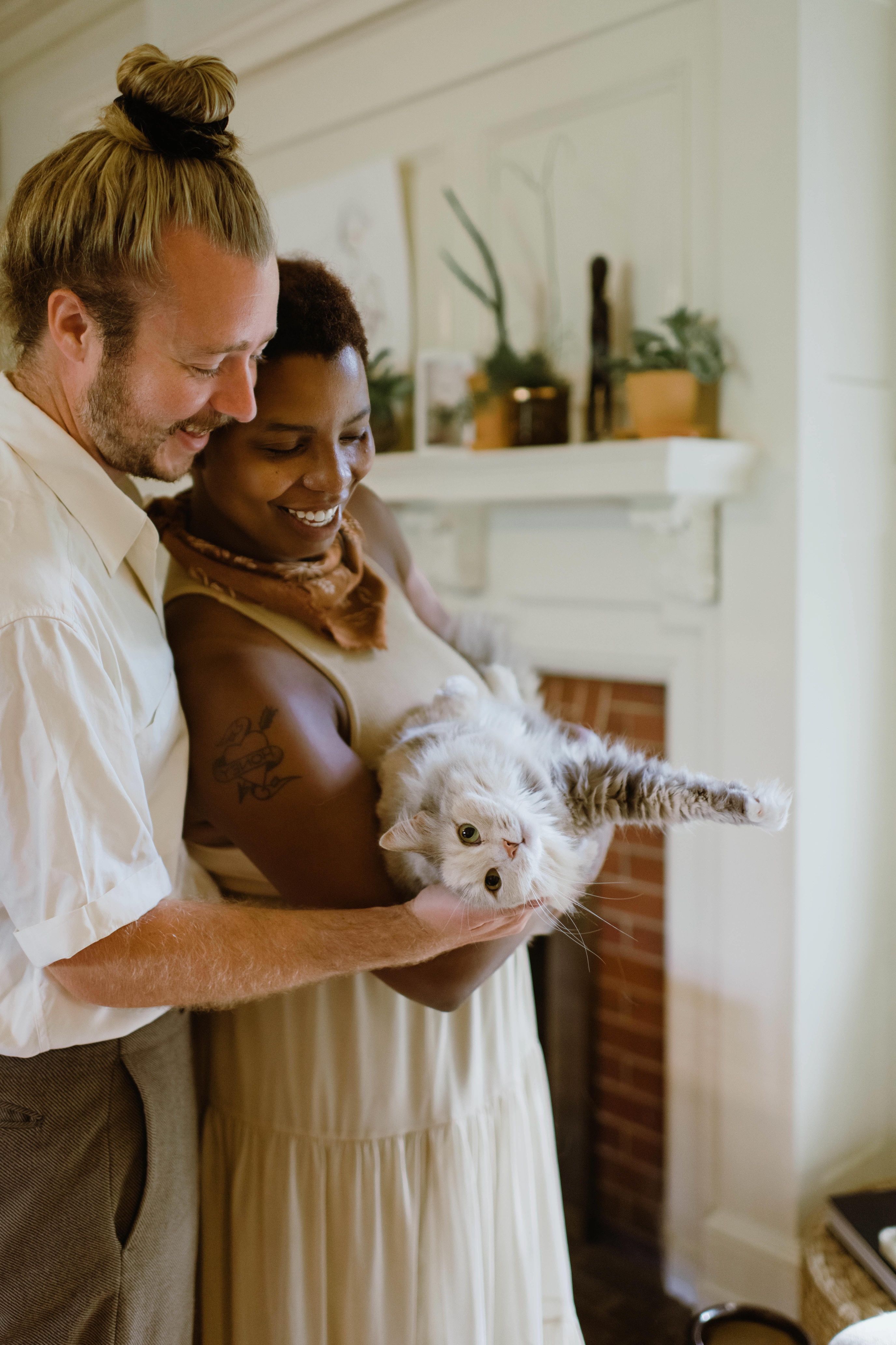 Un couple heureux avec un chat